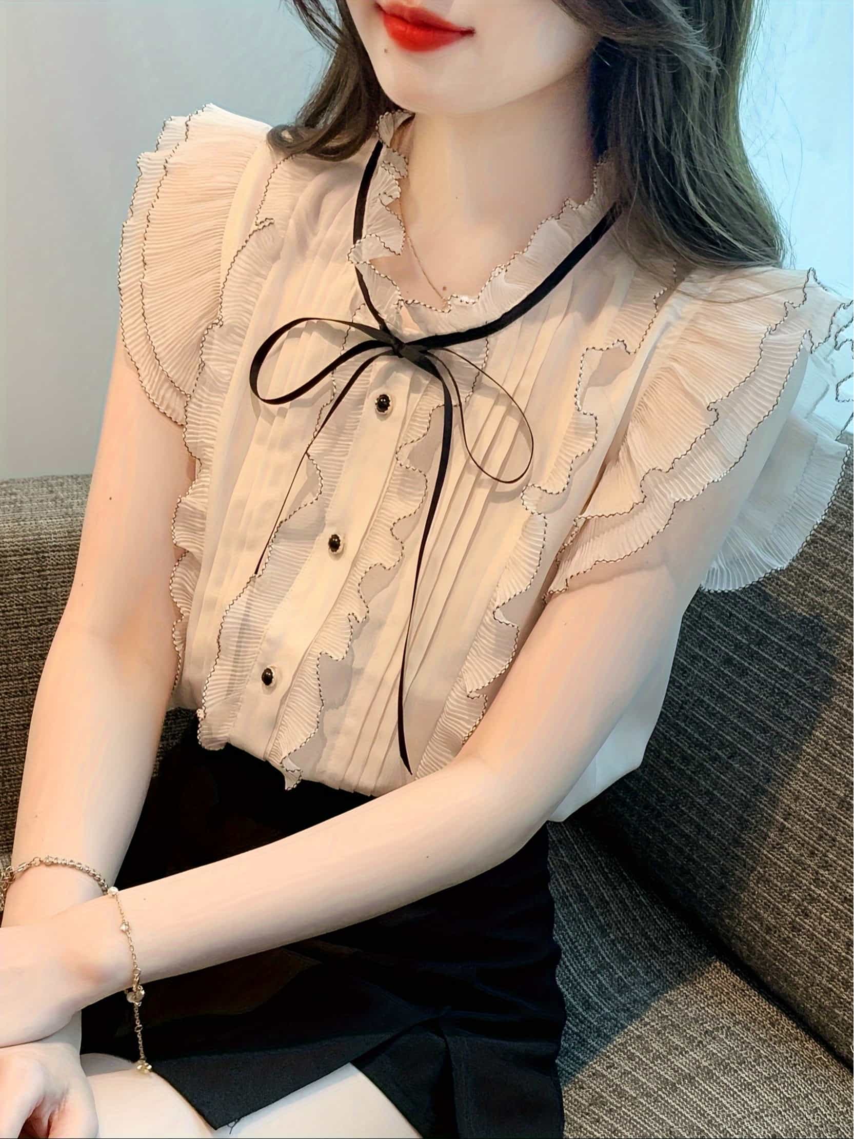 【全店30％OFF引き換え証があり】【成年者好いたらしい】トップ レディース 半袖 フラウンス シュロの葉 フレンチ捩り シフォン プルオーバー トップス 照明ランプ色合い 立ち襟 執務室 通い OL 商行為 好いたらしいめ 女子らしい 体型押しかぶせる 二の腕押しかぶせる 着痩せ