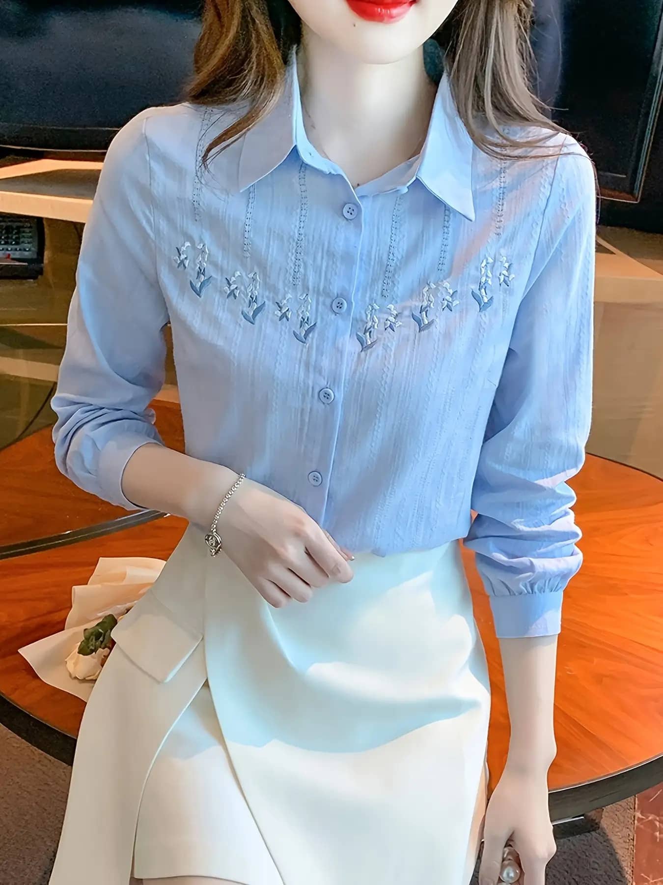【全店30％OFF引き換え証があり】【成年者好いたらしい刺しゅう】 トップ レディース 長袖 プルオーバー 花柄 襟付き添い人 トップス 好いたらしいめ 心地よい 執務室 通い OL 体型押しかぶせる 着痩せ 春 夏 秋 20代 30代 40代 50代 女子らしい 清楚 ヤナギの木風 縦