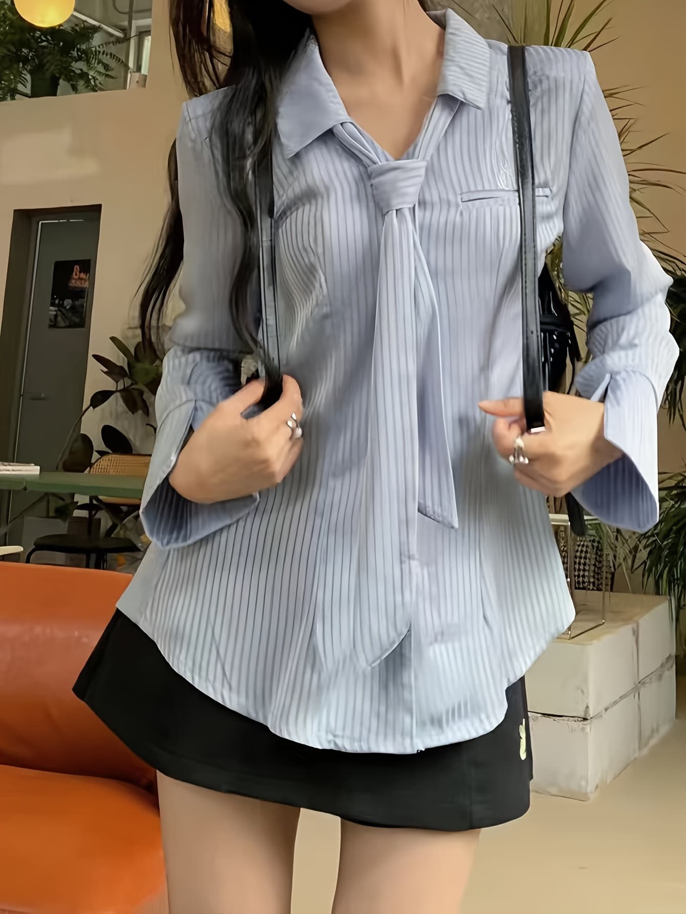 【全店30％OFF引き換え証】縞模様プルオーバー トップ レディース 長袖 襟付き添い人 引き分け付き添い人 洋弓引き分け タイ風 トップス 縞模様 縦縞 Yシャツ 事務服 執務室 通い 御役目着 OL 好いたらしいめ 流行り物 繻子調 光輝感 とろみ原料品 シワになり