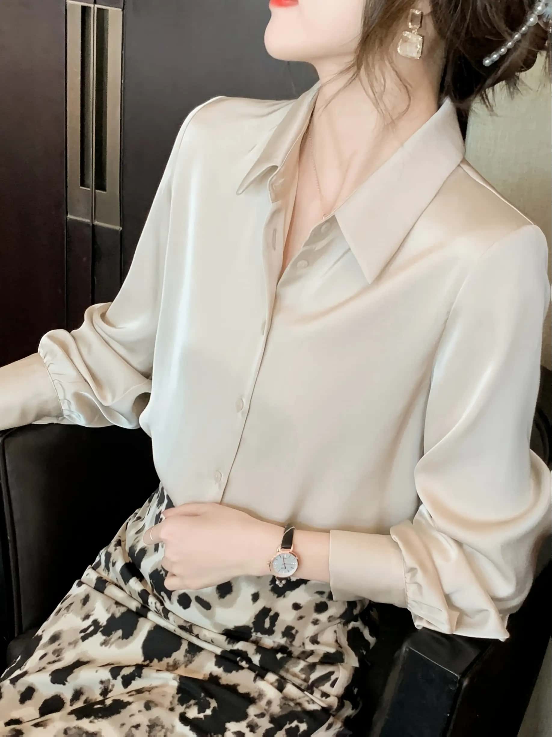 【全店30％OFF引き換え証】【とろみ光輝】トップ レディース 長袖 プルオーバー 繻子トップ シルクタッチ 襟付き添い人 トップス 無地 艶感 好いたらしいめ 執務室 通い OL 体型押しかぶせる 着痩せ シワになりにくい 事務服 告げ知らせる会 かき鳴らす会 フォーマル はいり込む式