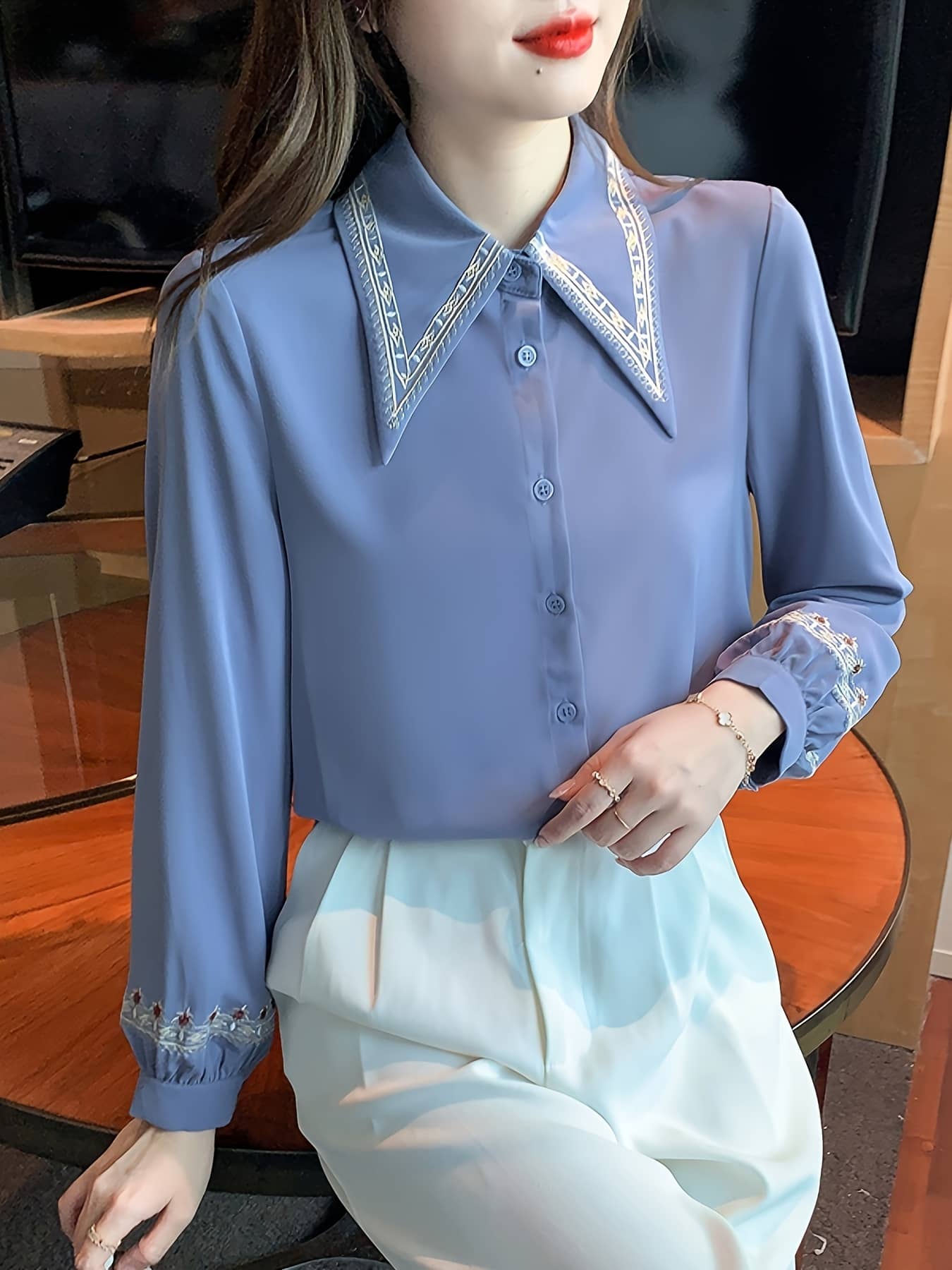 【全店30％OFF引き換え証】【刺しゅう襟】トップ レディース 長袖 襟付き添い人 とろみプルオーバー トップス シフォン 好いたらしいめ 執務室 通い 春 秋 プルオーバー 襟刺しゅう 前食い違い 名取り草 リストバンドフラウンス 二の腕押しかぶせる 体型押しかぶせる 着痩せ 細押し出し 事務服 OL エレガン