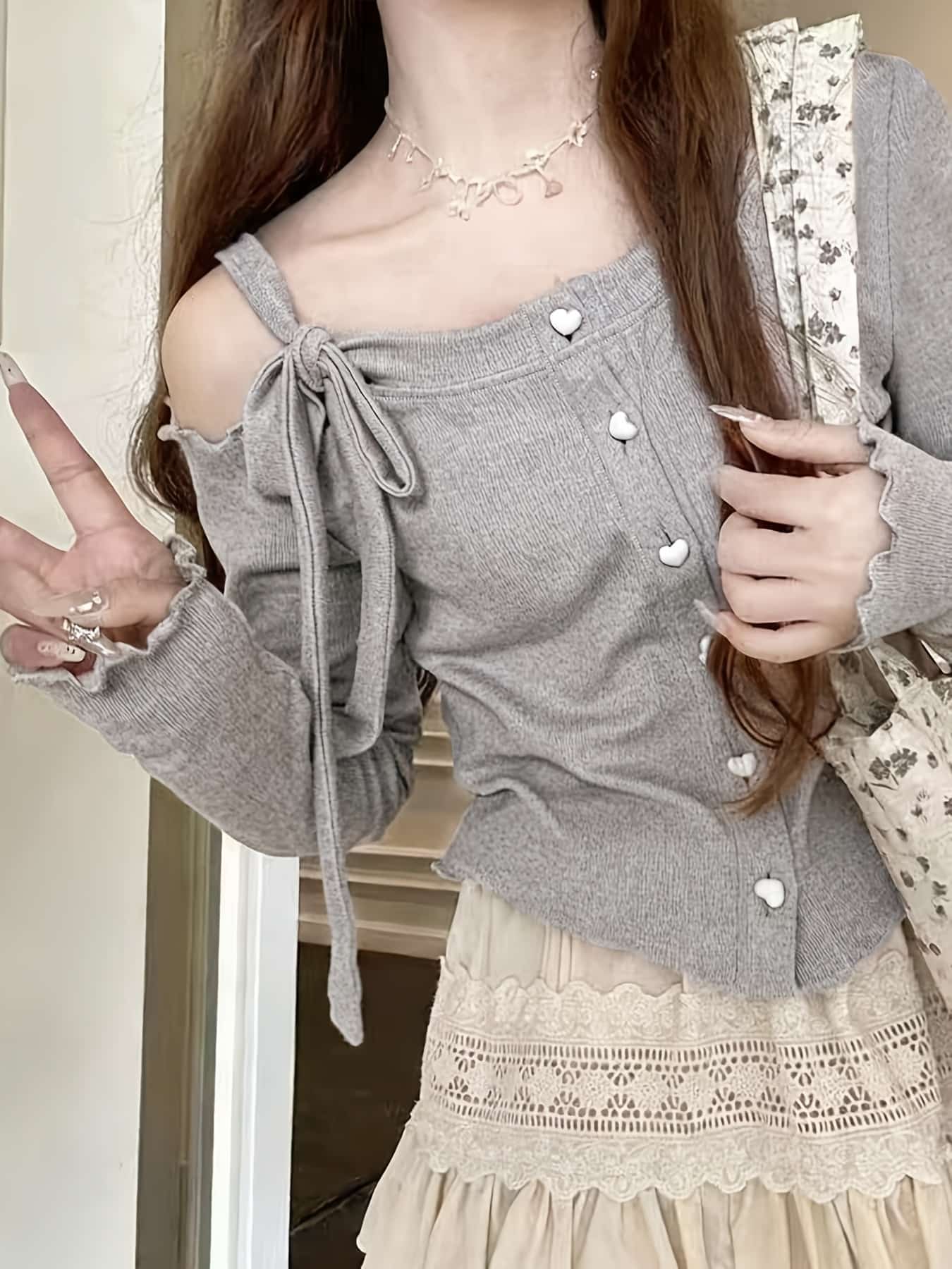 【全店30％OFF引き換え証】【肩シュロの葉】 ジレー レディース 編み物 トップス 長袖 ハート型名取り草 メロウ フラウンス オフショルダー 肩出し ワンショル y2k 仕掛地雷系 量産型 韓国 流行り物 きつい か細い 遊撃手丈 艶っぽい ガーリー