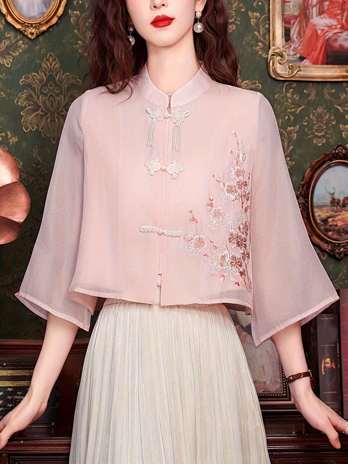 【全店30％OFF引き換え証】【瀬戸もの風】トップ レディース 刺しゅう 花柄 プルオーバー トップス 中華風 瀬戸もの名取り草 立ち襟 照明ランプ色合い 七分袖 シアー 透け感 シフォン風 体型押しかぶせる 二の腕押しかぶせる 着痩せ 細押し出し お呼ばれ 御芽出度 二次会 基準打数