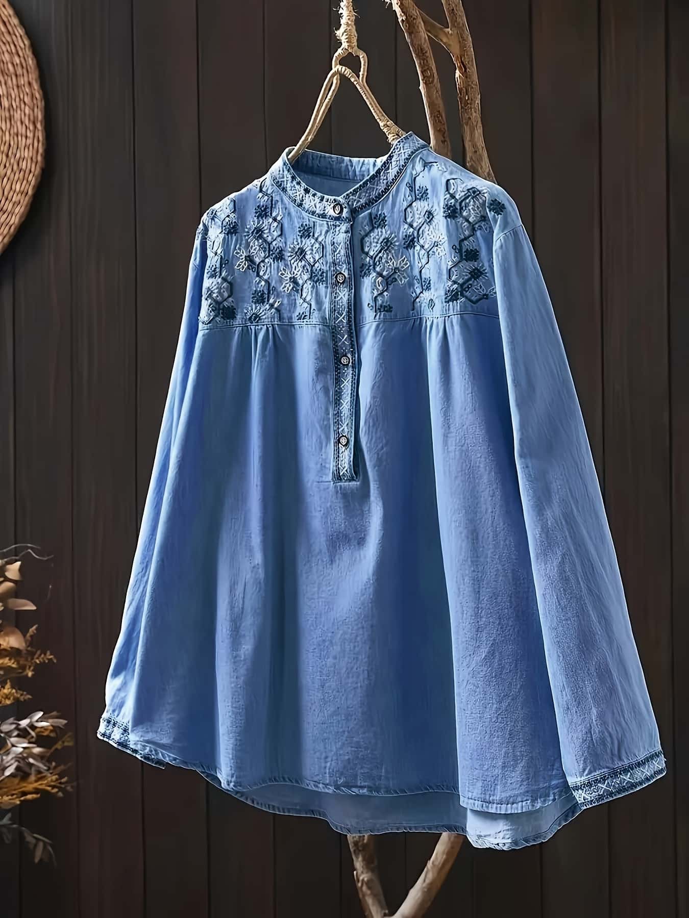 【全店通用25％OFFクーポン】【刺繍入り】デニムシャツ ブラウス レディース スタンドカラー バンドカラー 長袖 トップス チュニック デニム 民族風 花柄 エスニック ボヘミアン レトロ シャツ スタンドネック ゆったり 体型カバー 着痩せ 大き｜大森麗萱