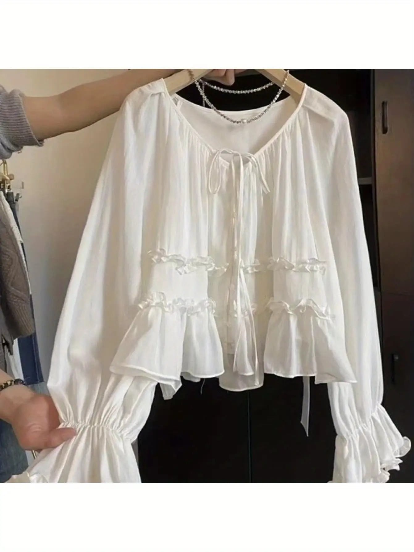 【全店30％OFF引き換え証】【フラウンストップ】Vのど首 シュロの葉 ティアード トップ レディース トップス プルオーバー 長袖 音の大きさ捩り 砂糖菓子捩り 白 白いこと 無地 成年者好いたらしい 好いたらしいめ 女子らしい フレンチ ガーリー 執務室 通