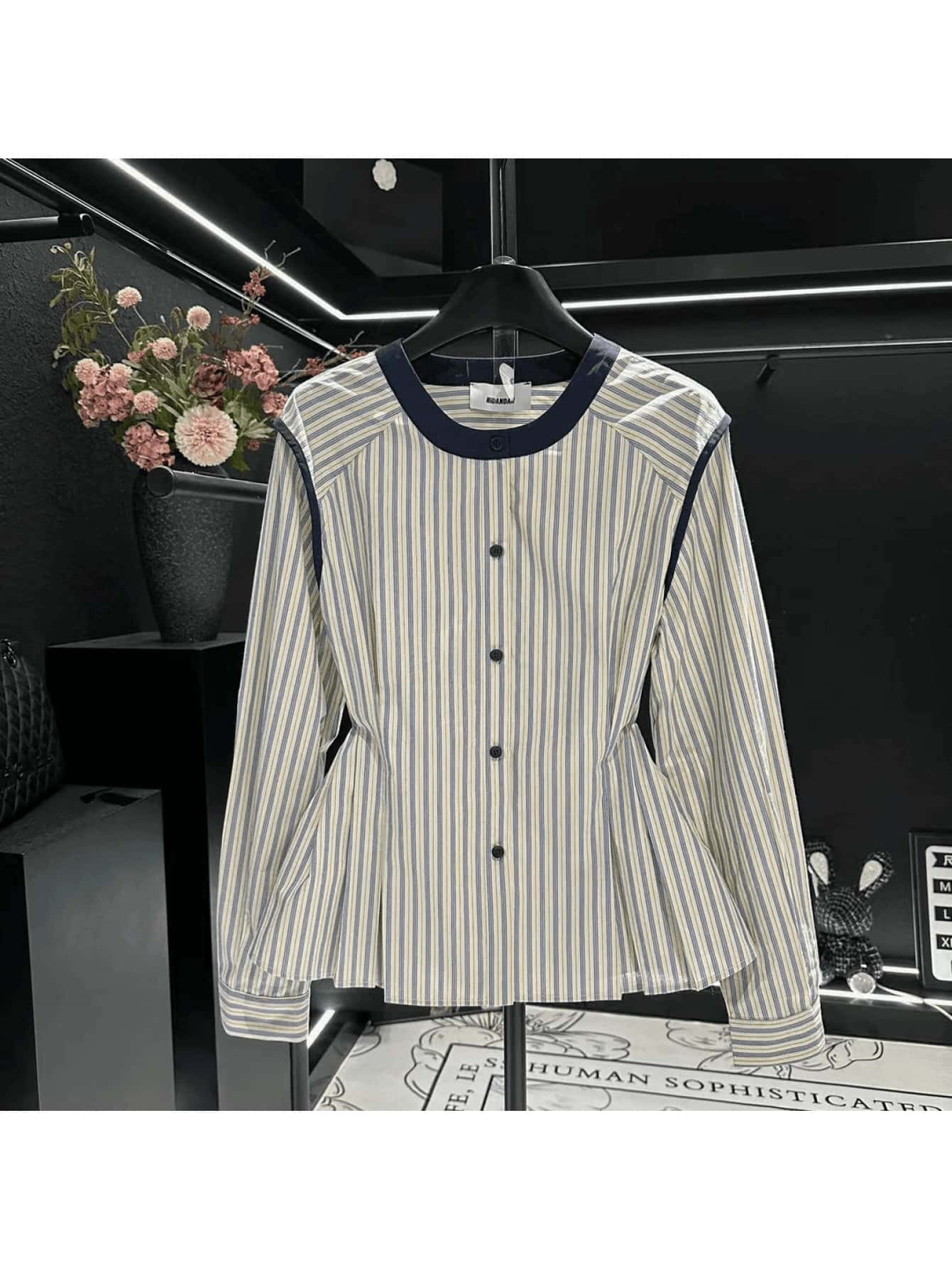 【全店30％OFF引き換え証】【細押し出し】縞模様 トップ レディース 長袖 ペプラム プルオーバー トップス 上衣 労働者の一団のど首 丸首 酉の方角目じるし うつり変わり 2025 年月冬 好いたらしいめ 心地よい 執務室 通い OL 成年者好いたらしい 体型押しかぶせる