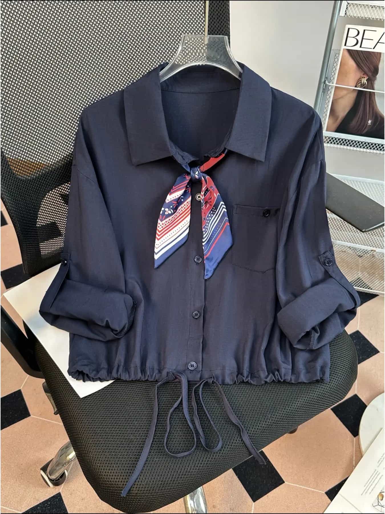 【全店通用25%OFFクーポン】【スカーフ付き】 シャツ ブラウス レディース ショート丈 ドロスト 襟付き トップス 前開き 長袖 ロールアップ 羽織り ゆったり 体型カバー 着痩せ 細見え 華奢見え 大人可愛い きれいめ カジュアル オフィス 通|大森麗萱