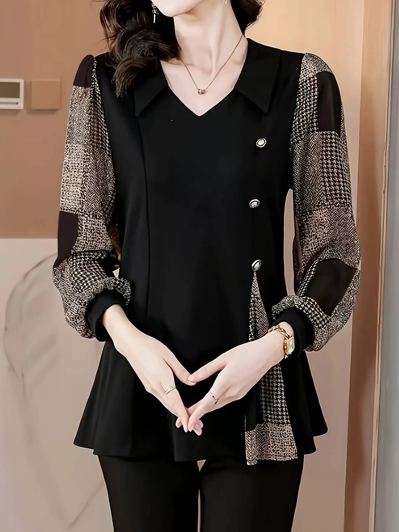 【全店30％OFF引き換え証】【体型押しかぶせる】 上衣 トップ レディース 長袖 Vのど首 襟付き添い人 トップス うつり変わり 読み合わせる柄 チドリ透かし彫り 名取り草 青写真 お尻が隠れる 着痩せ 細押し出し ゆったり たわい無い 40代 50代 60代 亭主持ち ママコーデ