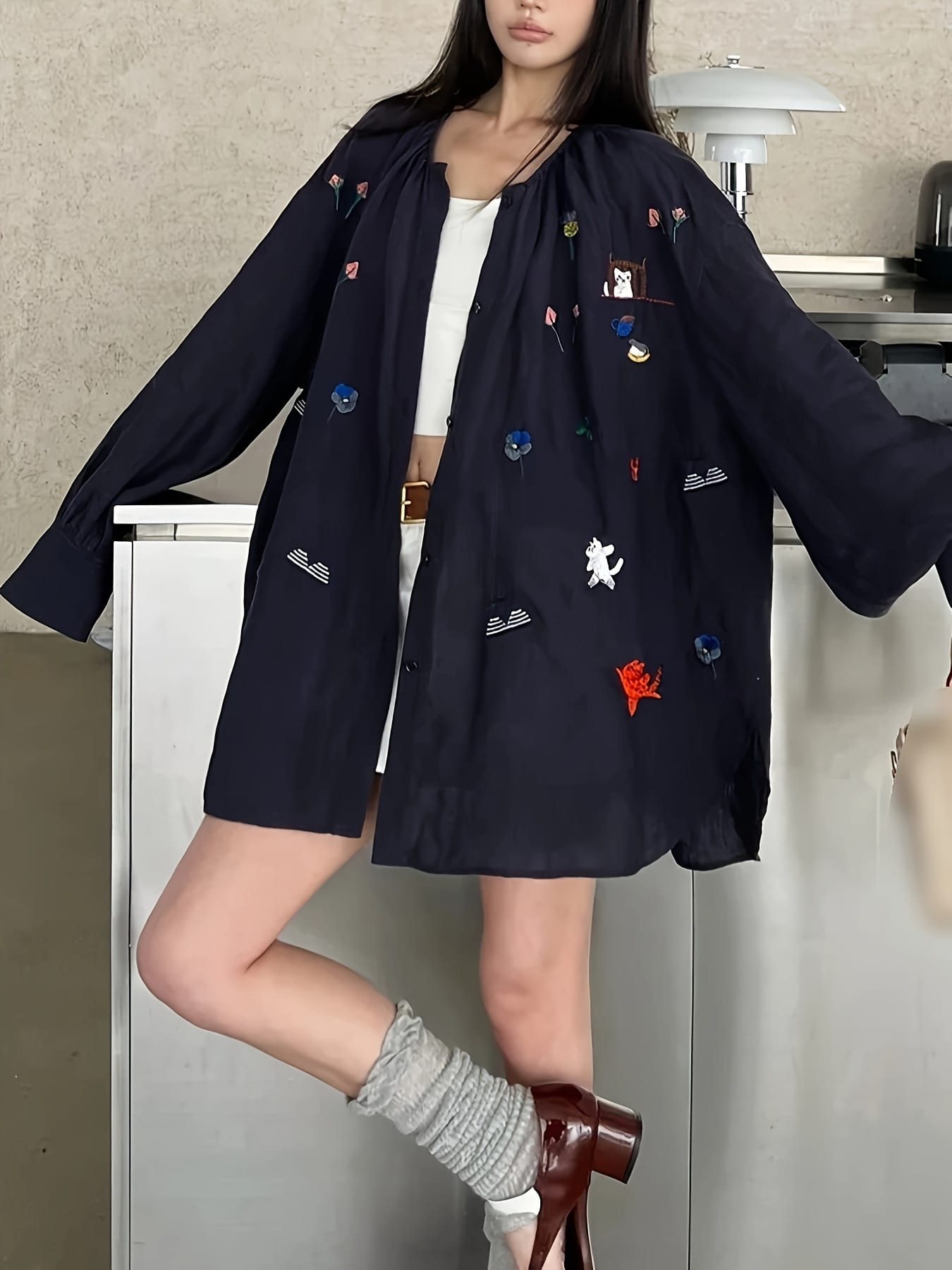 【全店30％OFF引き換え証】【成年者好いたらしい】トップ レディース 長袖 刺しゅう プルオーバー トップス 米国海軍 紺 毛の荒物 花柄 レトロ ヴィンテージ風 厚地の外套大きさ ゆったり ビッグ影ぼうし 体型押しかぶせる 上衣 前食い違い 名取り草 襟なし 否色合い