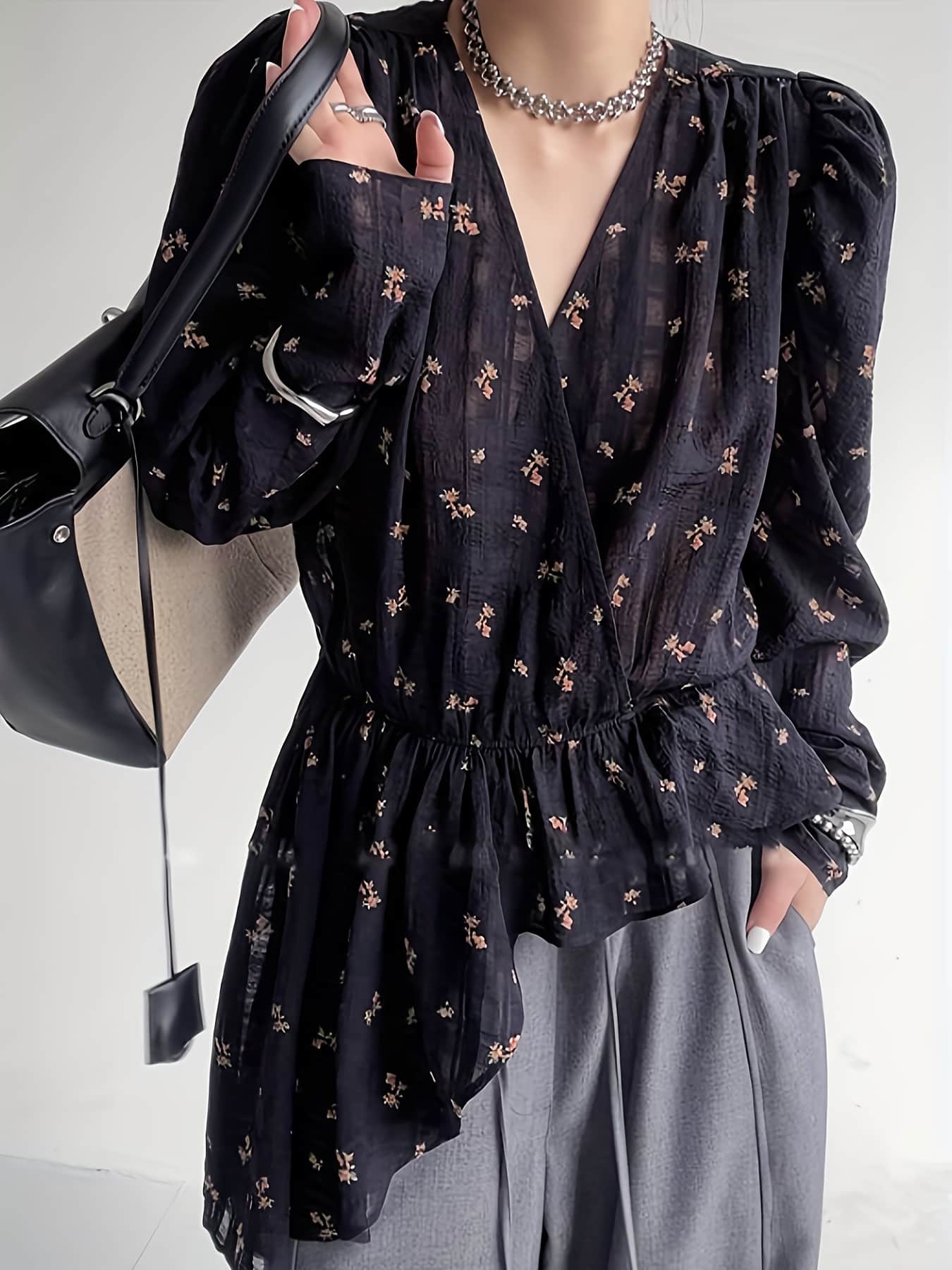 【全店30％OFF引き換え証】【カシュクール】 トップ レディース トップス プルオーバー 花柄 総柄 ボタニカル Vのど首 ペプラム 上衣 音の大きさ袖 長袖 ぽわん袖 ボヘミアン レトロ アンティーク調 酉の方角目じるし 体型押しかぶせる 着痩せ 細見え