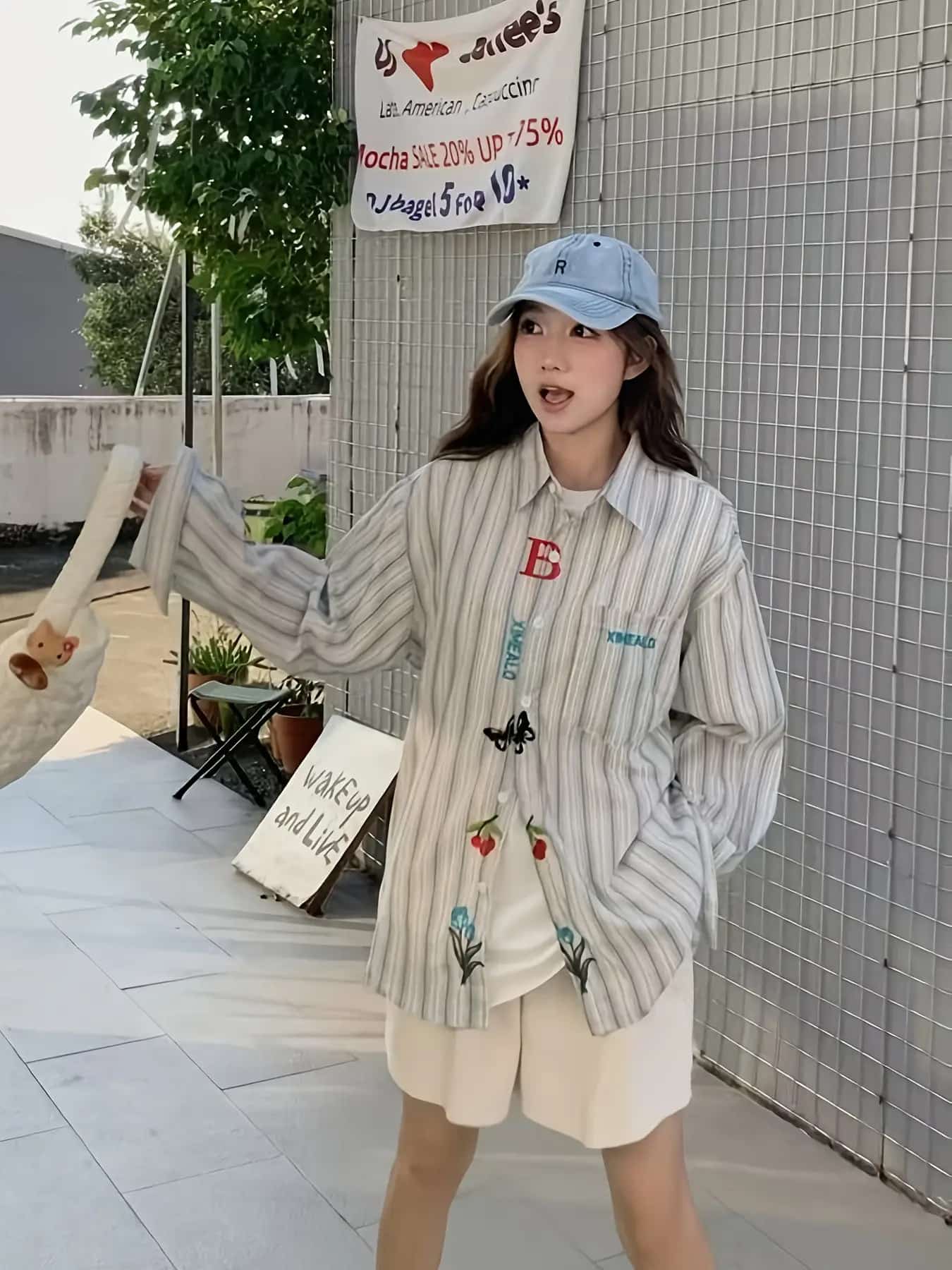 【全店30％OFF引き換え証】【レトロ好いたらしい】 縞模様 プルオーバー レディース 刺しゅう 長袖 トップ ビッグ影ぼうし トップス 羽織り ライトアウター 襟付き添い人 前食い違い ゆったり 厚地の外套大きさ 体型押しかぶせる 着痩せ 細押し出し 縦縞 ワンポイント 桜んぼう