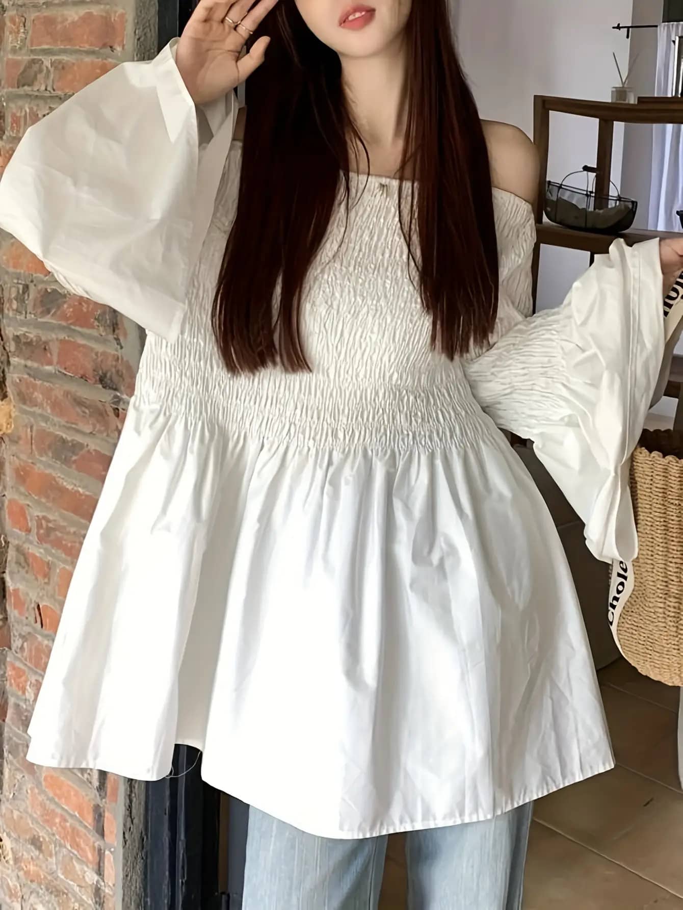 【全店通用25%OFFクーポン】オフショルダー ブラウス シャーリング チュニック レディース トップス 肩出し オフショル 長袖 ベルスリーブ チュニック丈 ぺプラム ギャザー ボリューム袖 体型カバー 着痩せ 細見え 華奢見え 二の腕カバー 大人|大森麗萱