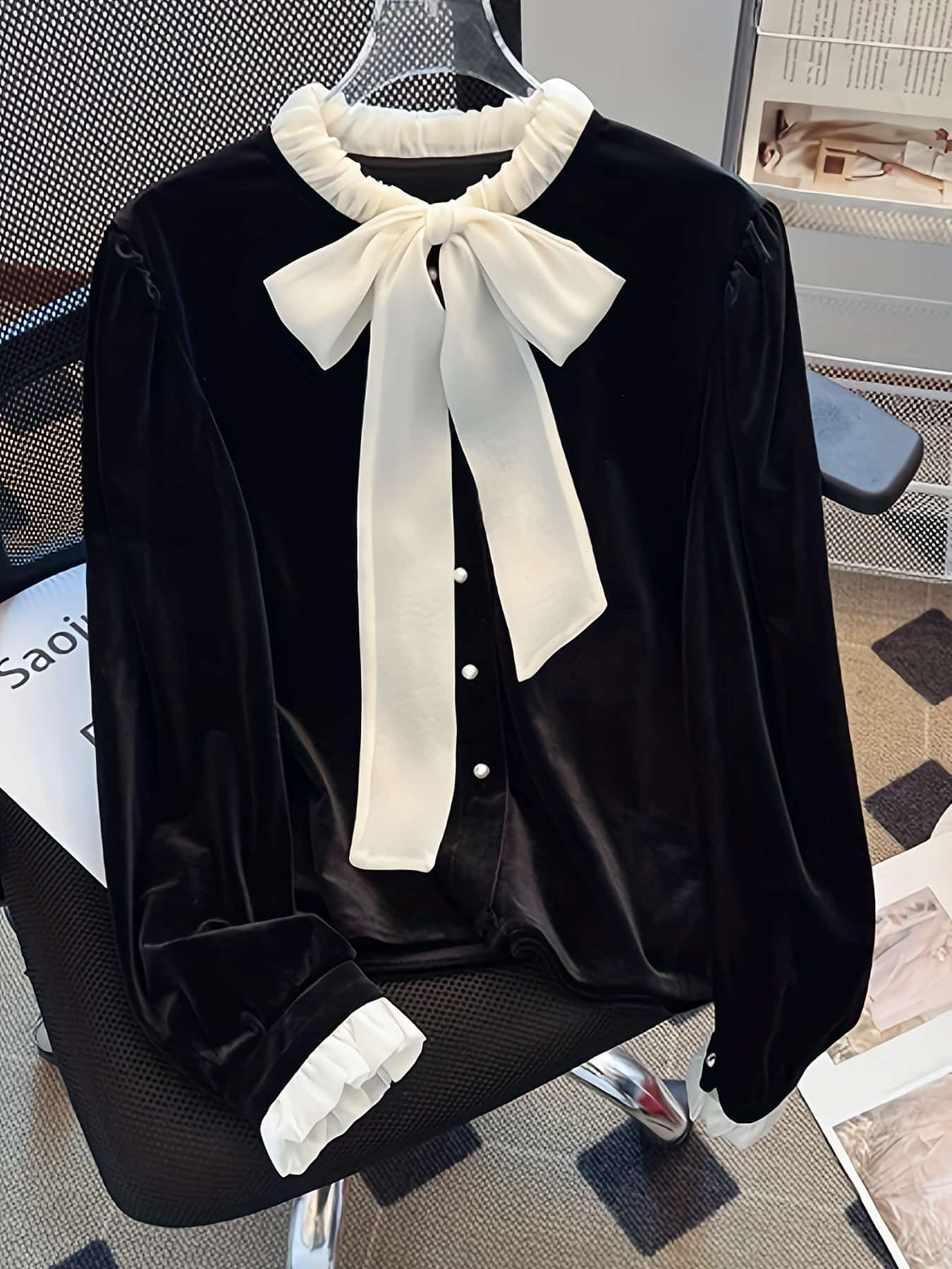 【全店30％OFF引き換え証】【洋弓引き分けトップ】天鵞絨 トップ レディース トップス シュロの葉 色彩設計 バイ色合い 長袖 フラウンス襟 パール名取り草 プルオーバー 天鵝絨 光輝感 好いたらしいめ 女子らしい 成年者好いたらしい 雅びやか 執務室 通い ＯＬ フォーマル