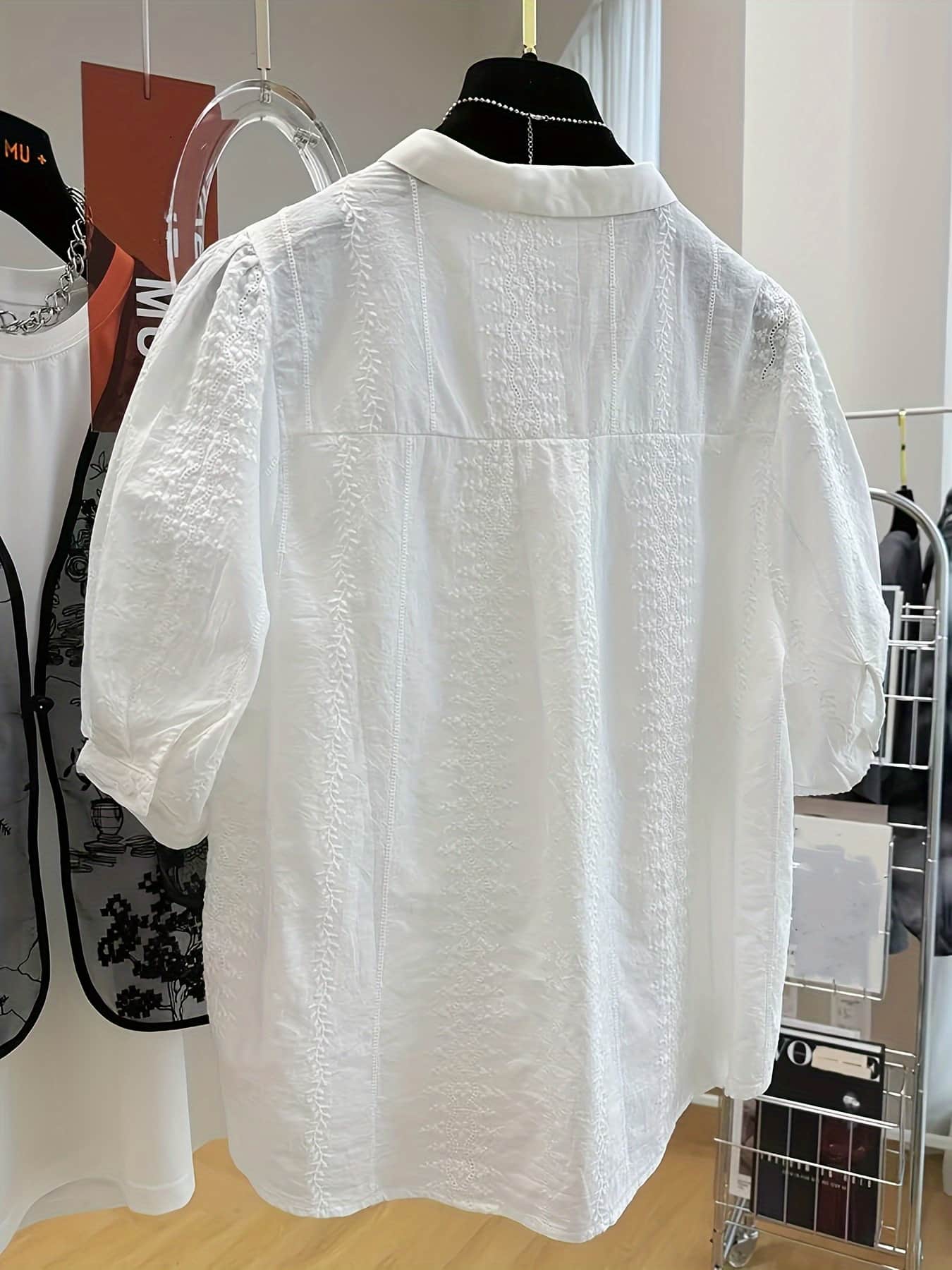 【全店30％OFF引き換え証】【刺しゅうトップ】プルオーバー レディース シアーシャツ 半袖 襟付き添い人 音の大きさ袖 トップス 透け感 パール名取り草 白 白いこと 花柄 五分袖 二の腕押しかぶせる 体型押しかぶせる 冷やりとした ゆったり たわい無い スピード競技 シフォン風 ポリエステル