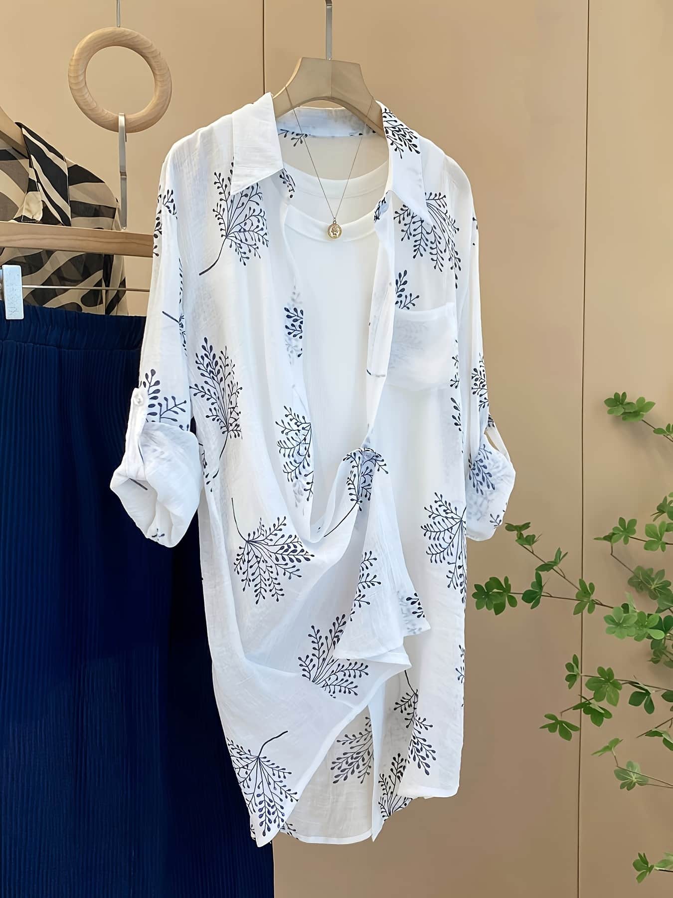 【全店30％OFF引き換え証】【岩礁柄】シアーシャツ レディース トップ ロングプルオーバー 羽織り ジレー 上衣 トップス 長袖 襟付き添い人 前食い違い ゆったり 体型押しかぶせる 二の腕押しかぶせる 着痩せ 細押し出し 冷やりとした 薄っぺら 透け感 リネン触れ合う ボタニ