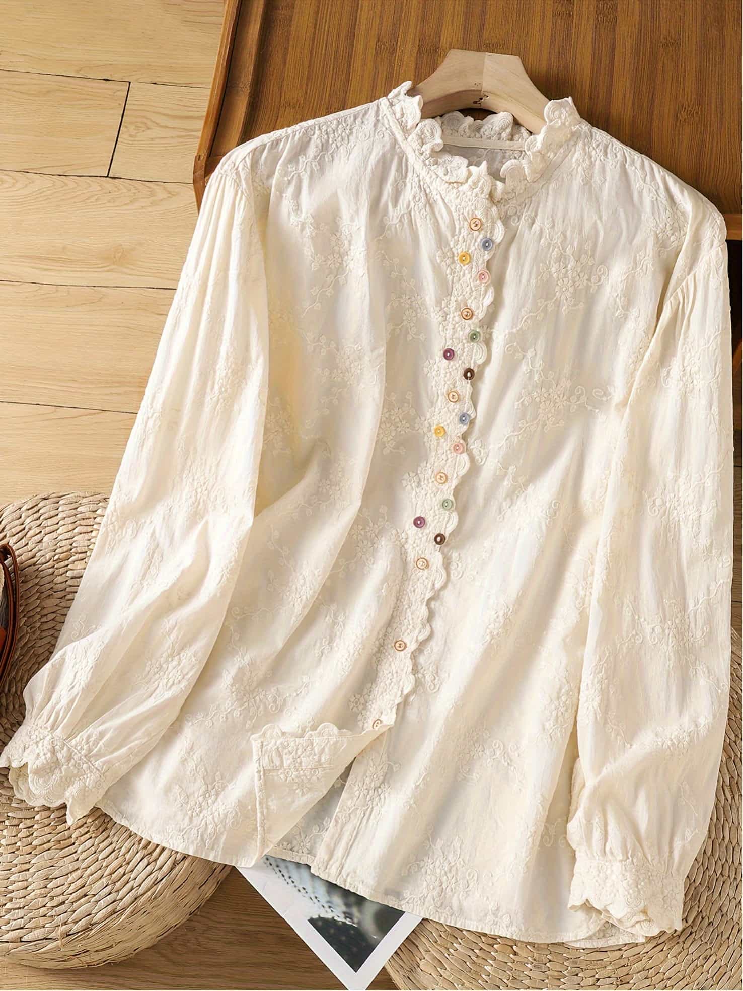 【全店通用25％OFFクーポン】【大人可愛い】ブラウス レディース 長袖 刺繍 花柄刺繍 フリル襟 スタンドカラー スカラップ 立ち襟 カラフルボタン マルチカラー コットン リネンタッチ トップス シャツ ゆったり 体型カバー ナチュラル カジュア｜大森麗萱 8,775円