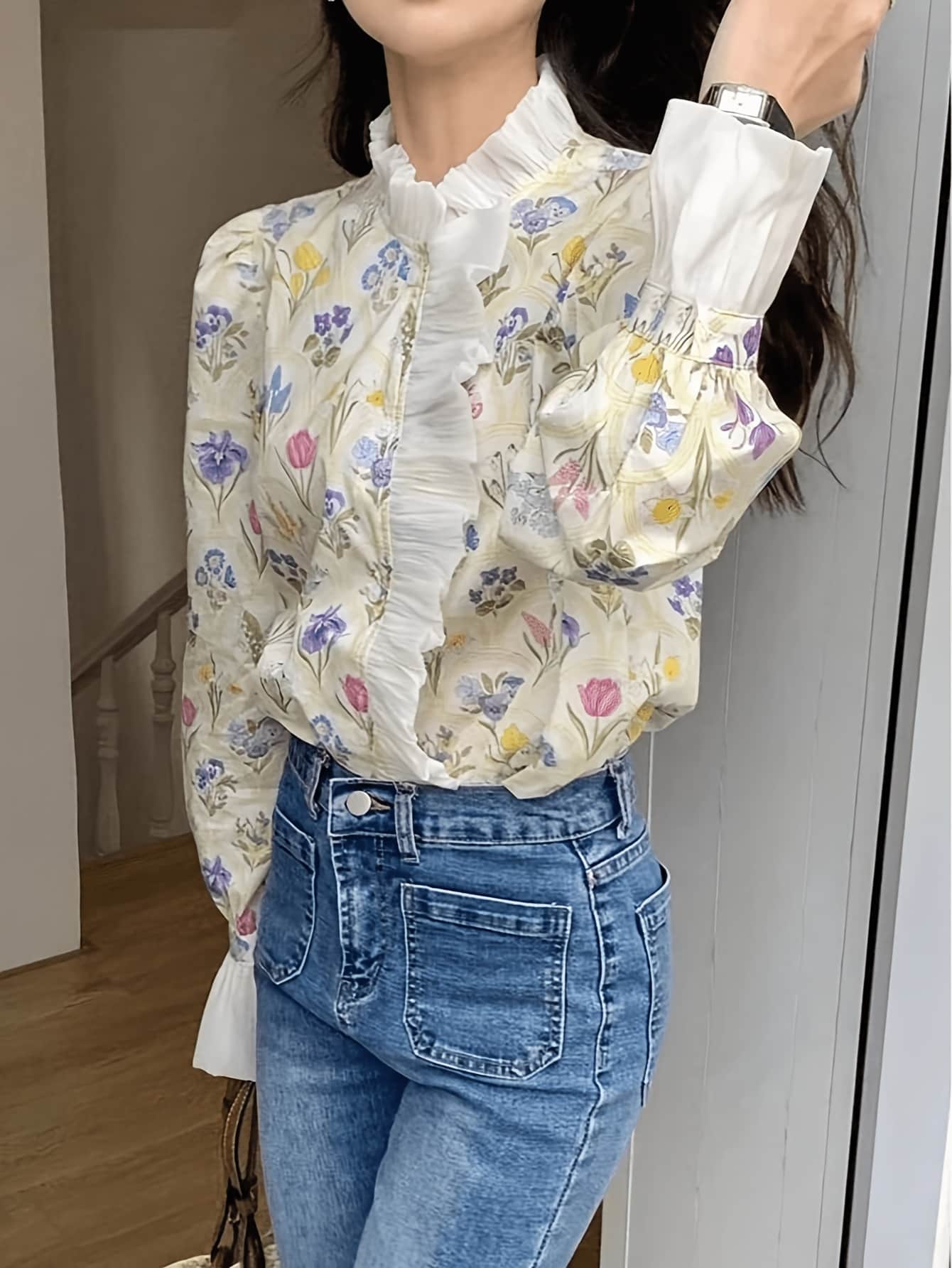 【全店30％OFF引き換え証】【洗える】トップ レディース 花柄 フラウンス 照明ランプ色合い プルオーバー 長袖 トップス 執務室 好いたらしいめ 成年者好いたらしい 立ち襟 襟フラウンス 音の大きさ袖 総柄 晴れ晴れしい 透けにくい シワになりにくい 体型押しかぶせる 二の腕押しかぶせる 3