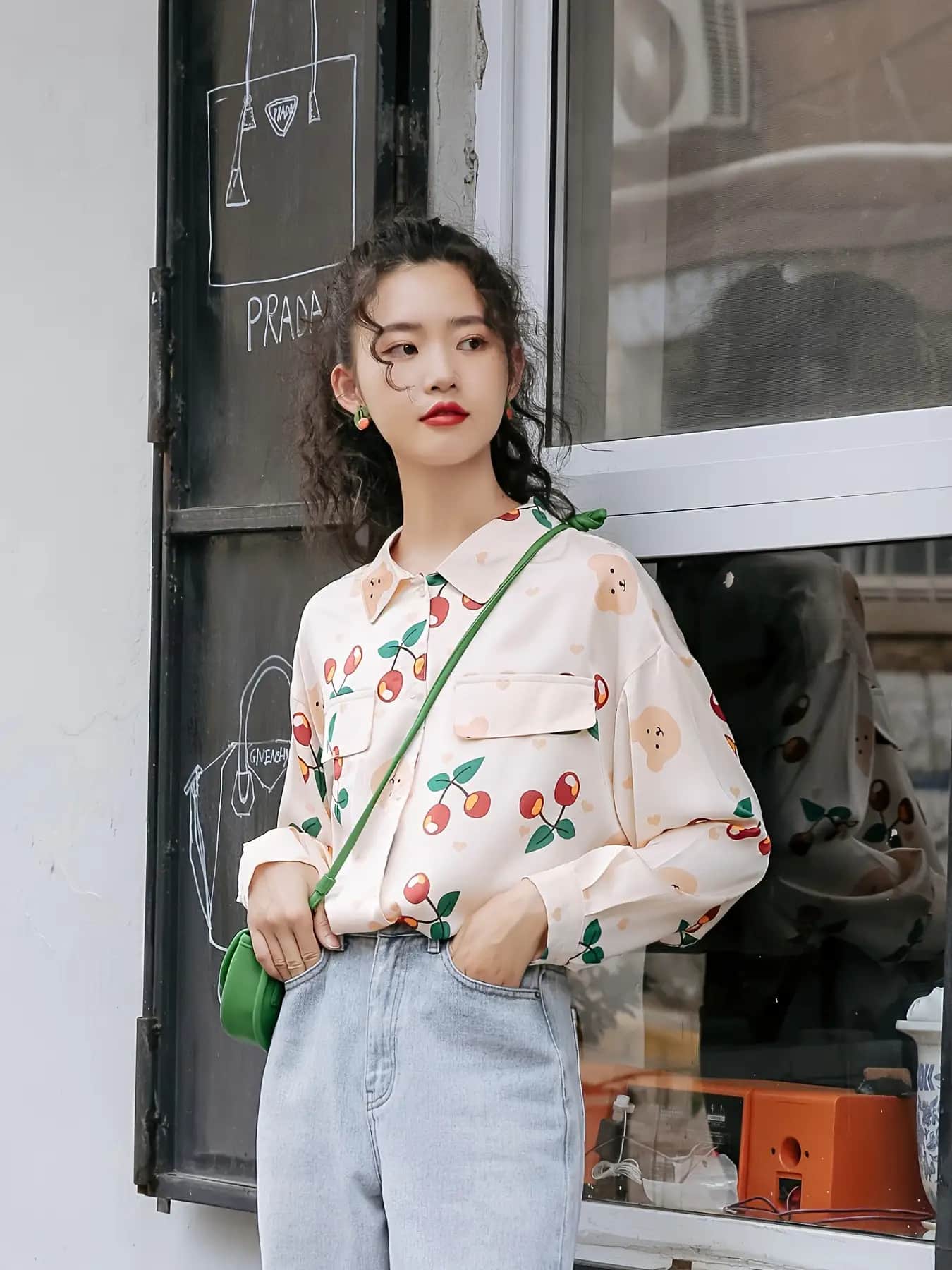 【全店通用25%OFFクーポン】【レトロ可愛い】ブラウス レディース 長袖 シャツ さくらんぼ チェリー 総柄 シフォン トップス 襟付き ボタン 前開き ゆるシャツ オーバーサイズ ゆったり 体型カバー 着痩せ 華奢見え カジュアル ガーリー 大人|大森麗萱