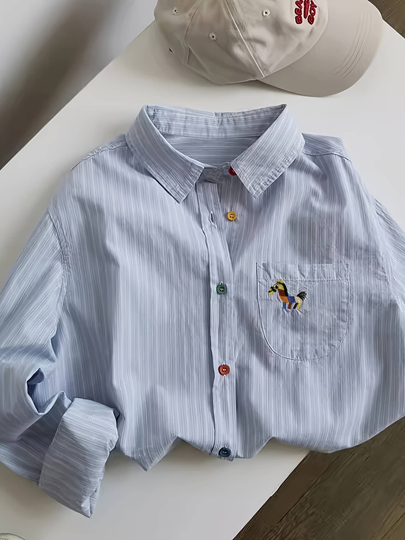 【全店30％OFF引き換え証】【子馬刺しゅう】縞模様プルオーバー レディース 長袖 トップ トップス 派手名取り草 ワンポイント 上衣 襟付き添い人 プルオーバートップ 心地よい 執務室 通い 通学 普段使い走り 重ね着 羽織り 体型押しかぶせる 着痩せ 細見え