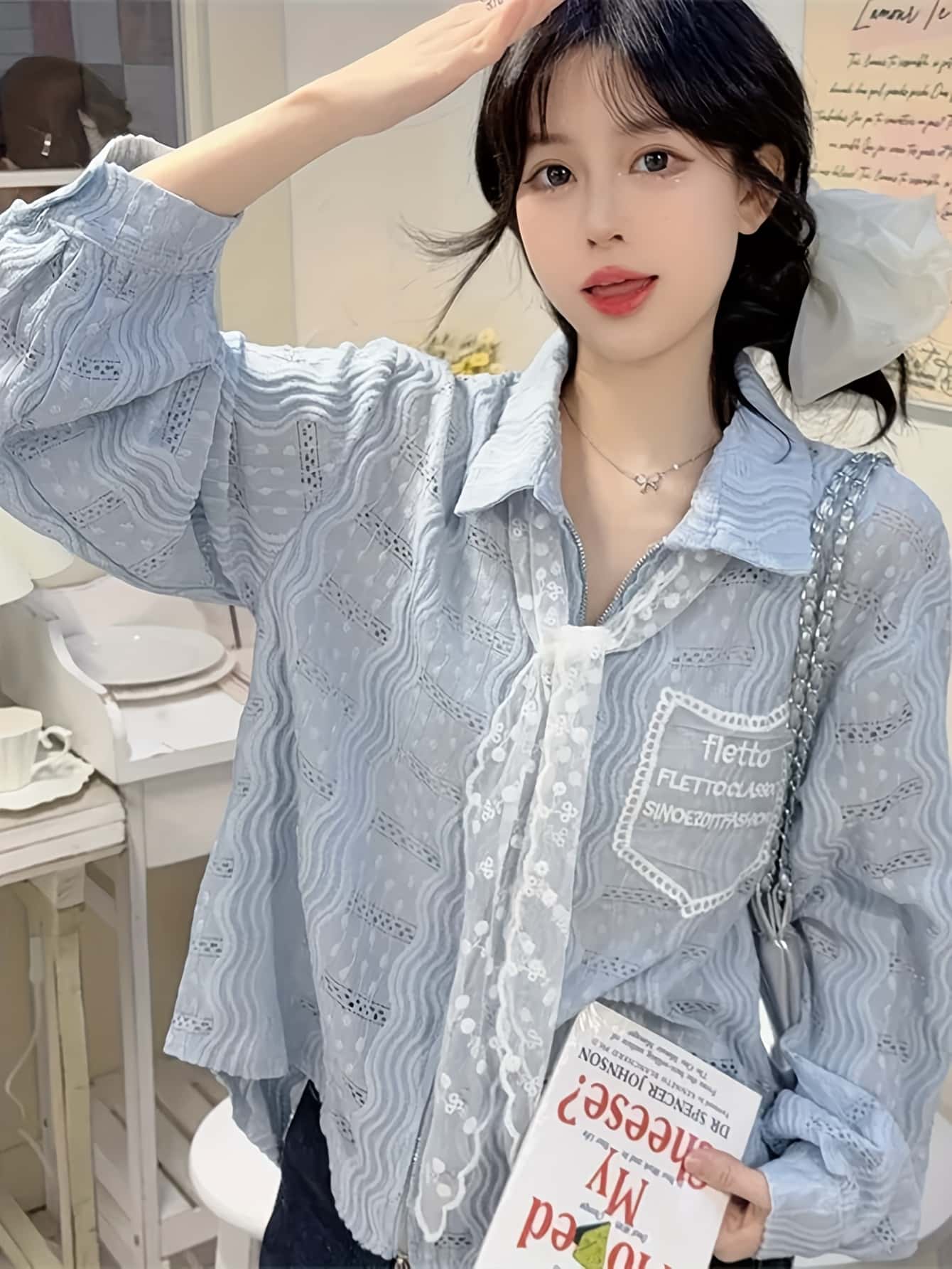 【全店通用25％OFFクーポン】【リボンタイ】ブラウス レディース 長袖 レース ジップアップ シャツ トップス ポコポコ 凹凸 素材 襟付き ボウタイ シアー 透け感 薄手 ゆったり 体型カバー 着痩せ 細見え 大人可愛い きれいめ カジュアル オ｜大森麗萱