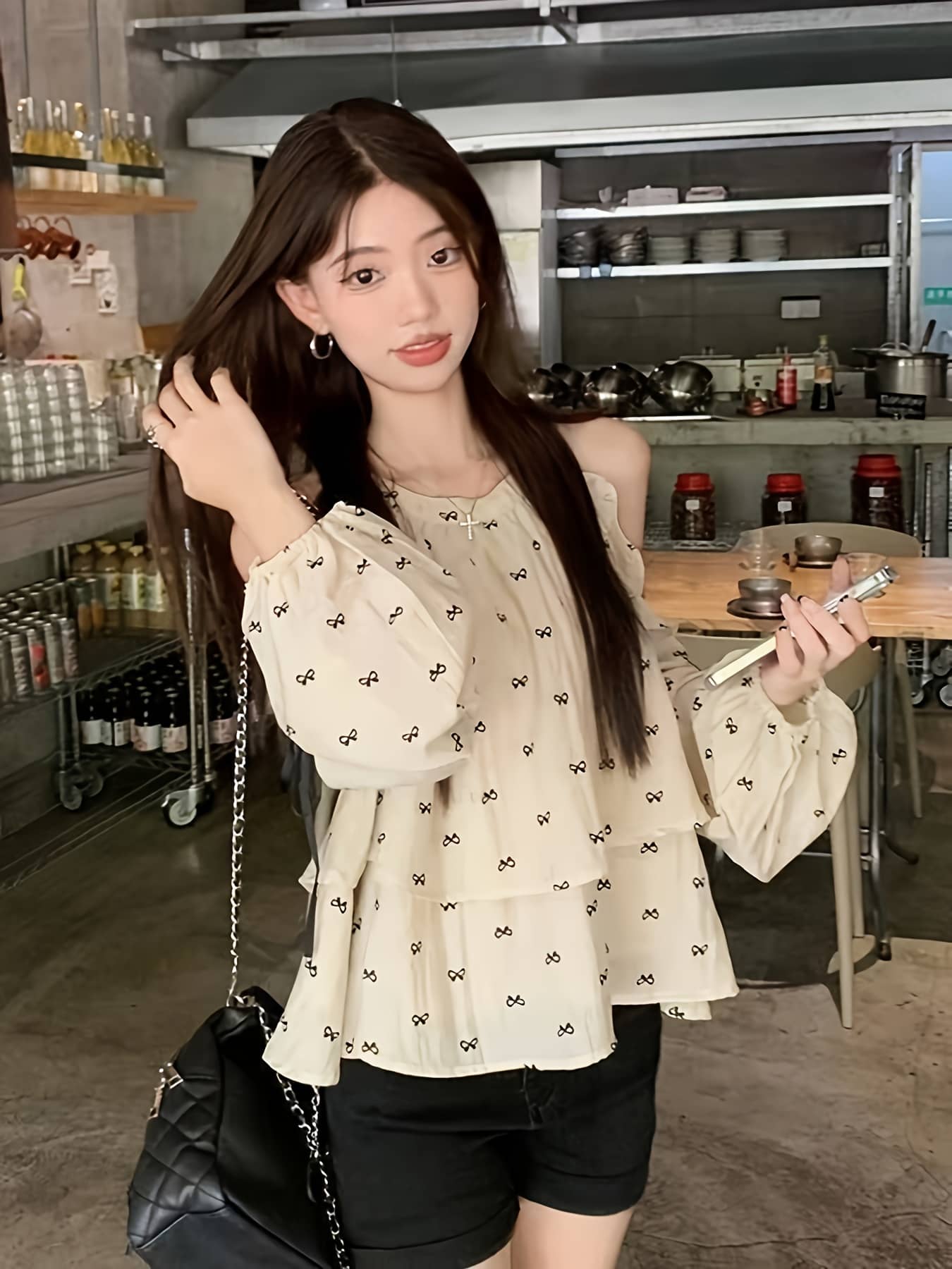 【全店30％OFF引き換え証】【成年者好いたらしい】トップ レディース 長袖 肩出し 明けっ広げ肩部 シュロの葉柄 トップス フラウンス ティアード 音の大きさ袖 軽気球捩り 裾太陽フレア りぼん シフォン風 透け感 体型押しかぶせる 二の腕押しかぶせる 着痩せ 細見え