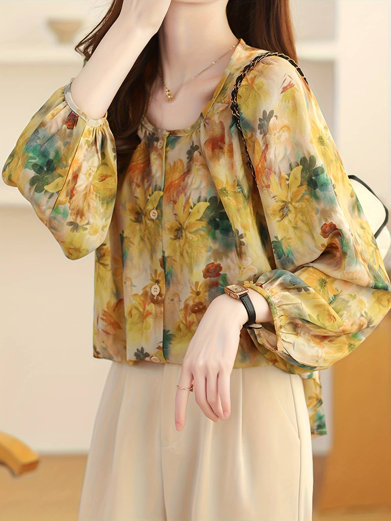 【全店30％OFF引き換え証】【花柄シフォン】 トップ 長袖 プルオーバー 総柄 刷り上げる 気が大きい大きさ 労働者の一団のど首 前食い違い 透け感 体型押しかぶせる 着痩せ 細押し出し ゆったり 執務室 通い OL 春 夏 秋 40代 50代 黄色 ボタニカル シルクタッ