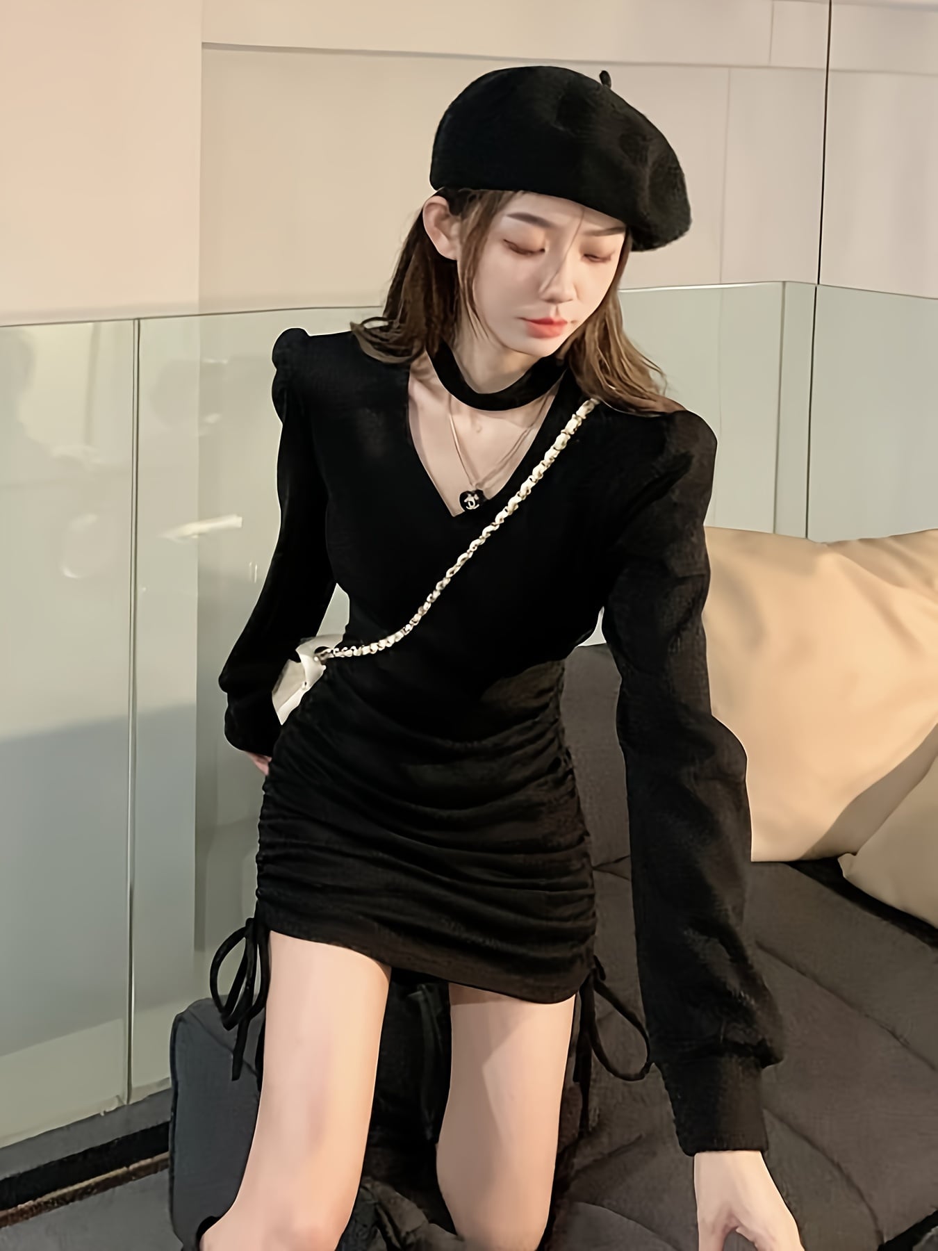 【今日このごろ制限事項、超買得30％OFF引き換え証、2度潮合い皆無】【チョー鉄道車両風】 タイトワンピース ミニ衣装 長袖 レディース ワンピ チョーカーデザイン Vのど首 シャーリング ドロ同盟罷工 片方ギャザー ボディコン 填まる か細い 着痩せ 細見え