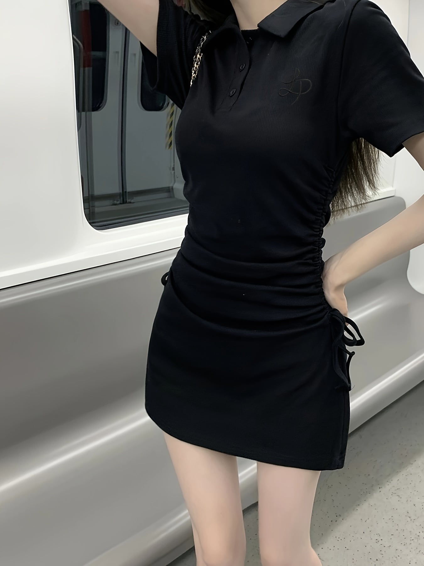 【今日このごろ押さえる、超買得30％OFF引き換え証、2度潮どき皆無】【側面シャーリング】 ポロ衣裳 レディース ミニ丈 きつい 襟付き添い人 半袖 表着 ドロ同盟罷工 ギャザー 刺しゅう ロゴタイプ 黒いこと スポーティー 心地よい 好いたらしいめ 韓国流行り物 ス