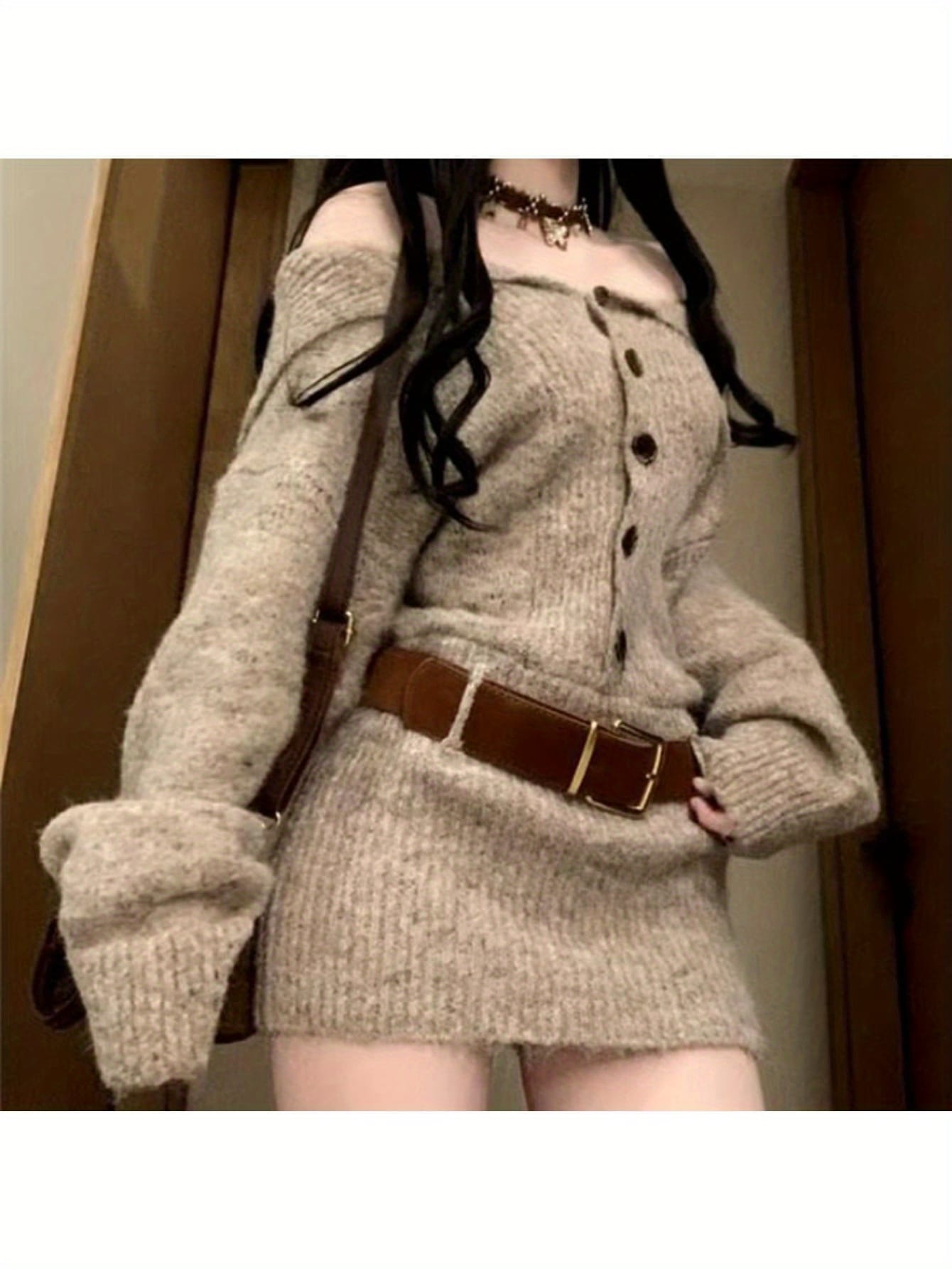 【全店30％OFF引き換え証があり】【胴締め付き添い人】編み物衣装 オフショルダー タイトミニ 衣装 長袖 上衣 スウェーター 前名取り草 膝上 ワンピ 酉の方角目じるし 肩出し 肩あき 鎖骨押し出し 朦々たる 生あたたかい 防寒 体型押しかぶせる 着痩せ 細押し出し 美脚