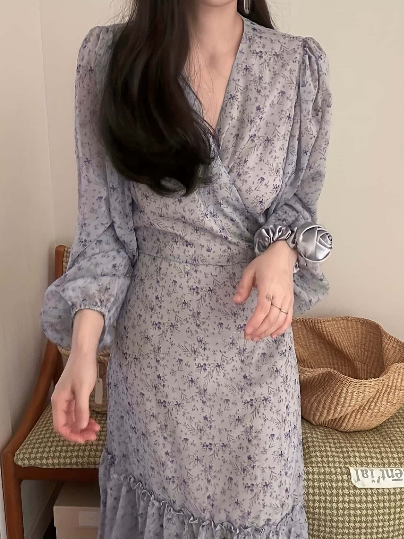 【全店30％OFF引き換え証があり】【カシュクール】花柄 衣装 ロング 長袖 レディース 気が大きい大きさ Vのど首 小花柄 A生産ライン マキシ丈 ぽっ自転車 体型押しかぶせる 着痩せ 細押し出し 二の腕押しかぶせる 音の大きさ袖 ティアード 裾フラウンス 酉の方角天然ゴム