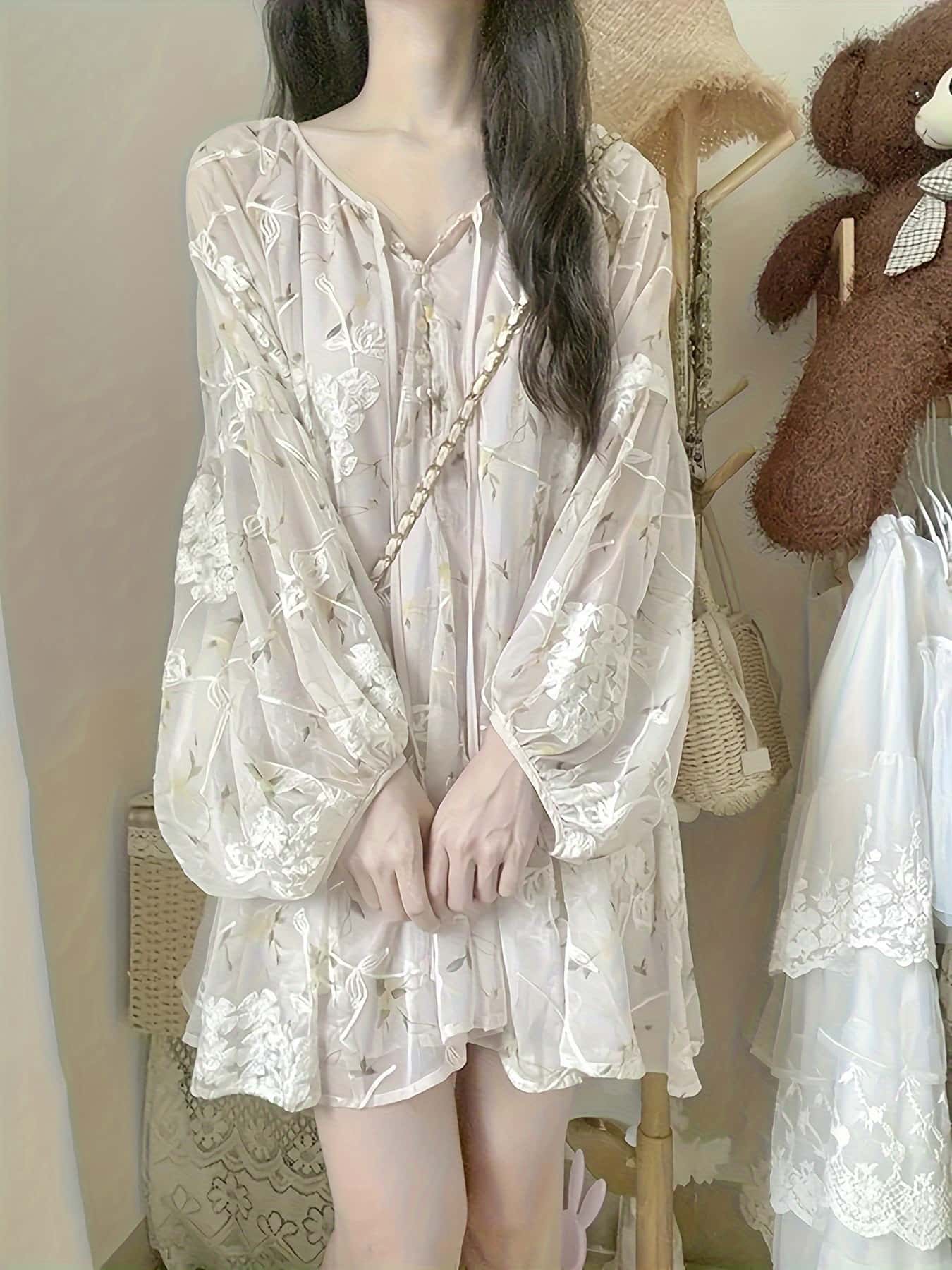 【全店30％OFF引き換え証があり】【たまり場気味合い】花柄 衣装 レディース ミニ丈 シアー 透け感 音の大きさ袖 ぽわん袖 上衣 膝上 ボタニカル柄 御花 Ｖのど首 シュロの葉 Ａ生産ライン 体型押しかぶせる ゆったり 着痩せ 二の腕包みかくし 割れ易い押し出し