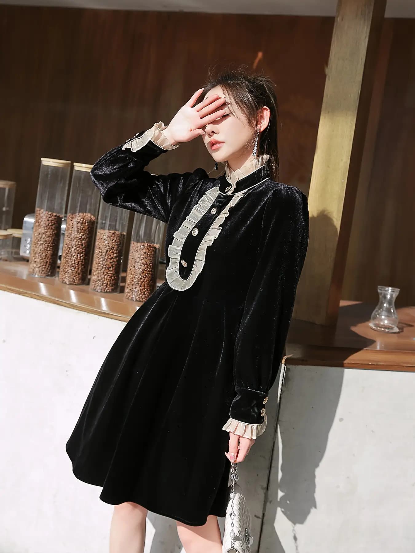 【全店30％OFF引き換え証があり】【天鵞絨原料品】衣装 レディース 天鵝絨調 長袖 遊撃手丈 ミニ丈 照明ランプ色合い フラウンス襟 色彩設計 黒 黒いこと A生産ライン 御機嫌酉の方角 着痩せ 細押し出し 体型押しかぶせる レトロ ヘプバーン風 古典派音楽 好いたらしい