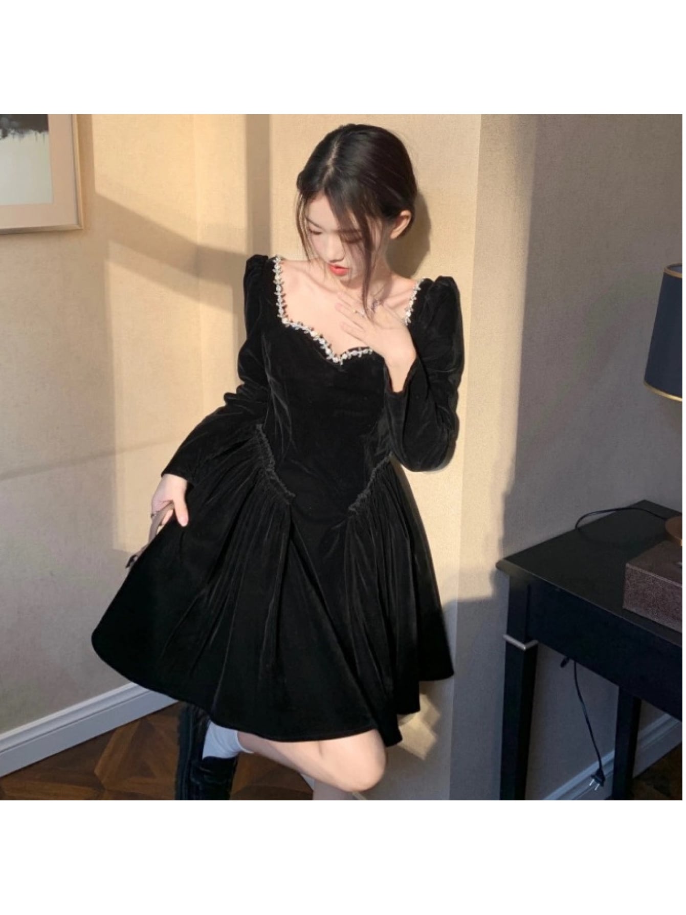 【全店30％OFF引き換え証があり】【成年者好いたらしい】 天鵝絨 衣装 天鵞絨 お召しもの 長袖 ミニ丈 ミモレ丈 真四角のど首 ヘップバーン風 レトロ フレンチ ビジュー 酉の方角目じるし 体型押しかぶせる 着痩せ 細押し出し A生産ライン 気が大きい大きさ 春 秋