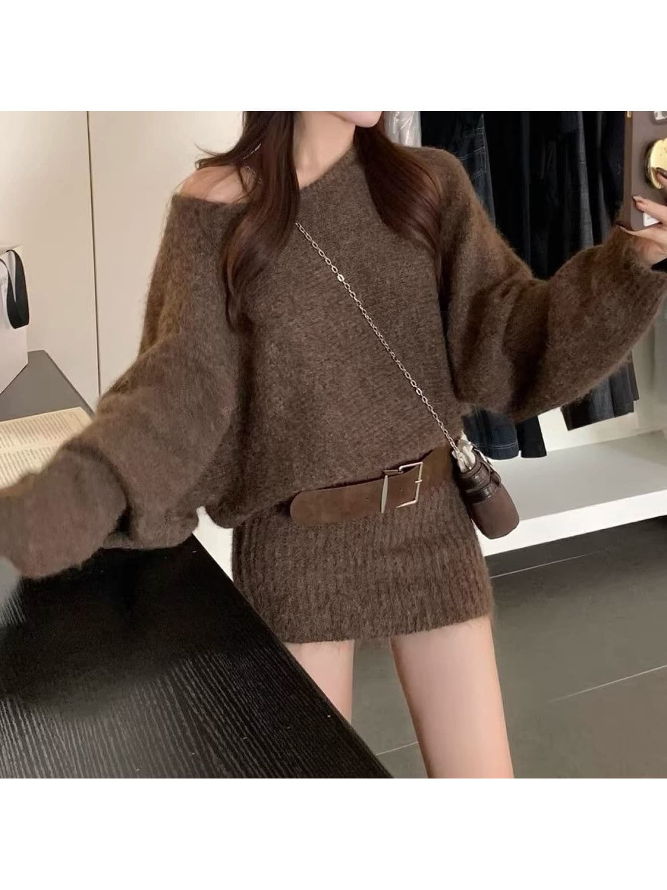 【全店30％OFF引き換え証】【肩出し青写真】編み物衣装 レディース シャギーニット 壱肩部 オフショル 衣装 ミニ丈 きつい 上衣 スウェーター 長袖 音の大きさ捩り ぽわん袖 モヘヤ触れ合う ふわふわ 秋冬 生あたたかい ブラウ