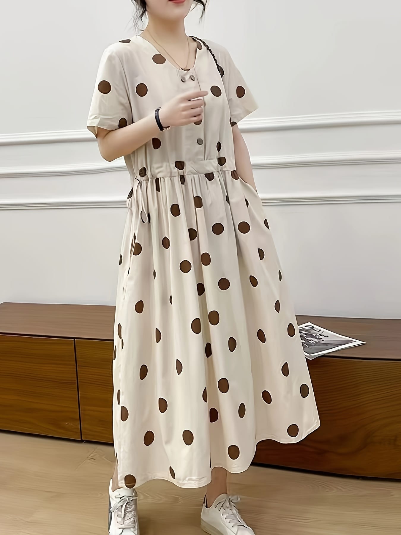 【全店通用25％OFFクーポン】【レトロ可愛い】 ワンピース レディース 夏 ドット柄 水玉 半袖 ロングワンピース マキシ丈 膝下 Aライン 5分袖 Vネック ボタン ドロスト ウエスト絞り 体型カバー 着痩せ 細見え 二の腕カバー ゆったり 楽ち｜大森麗萱