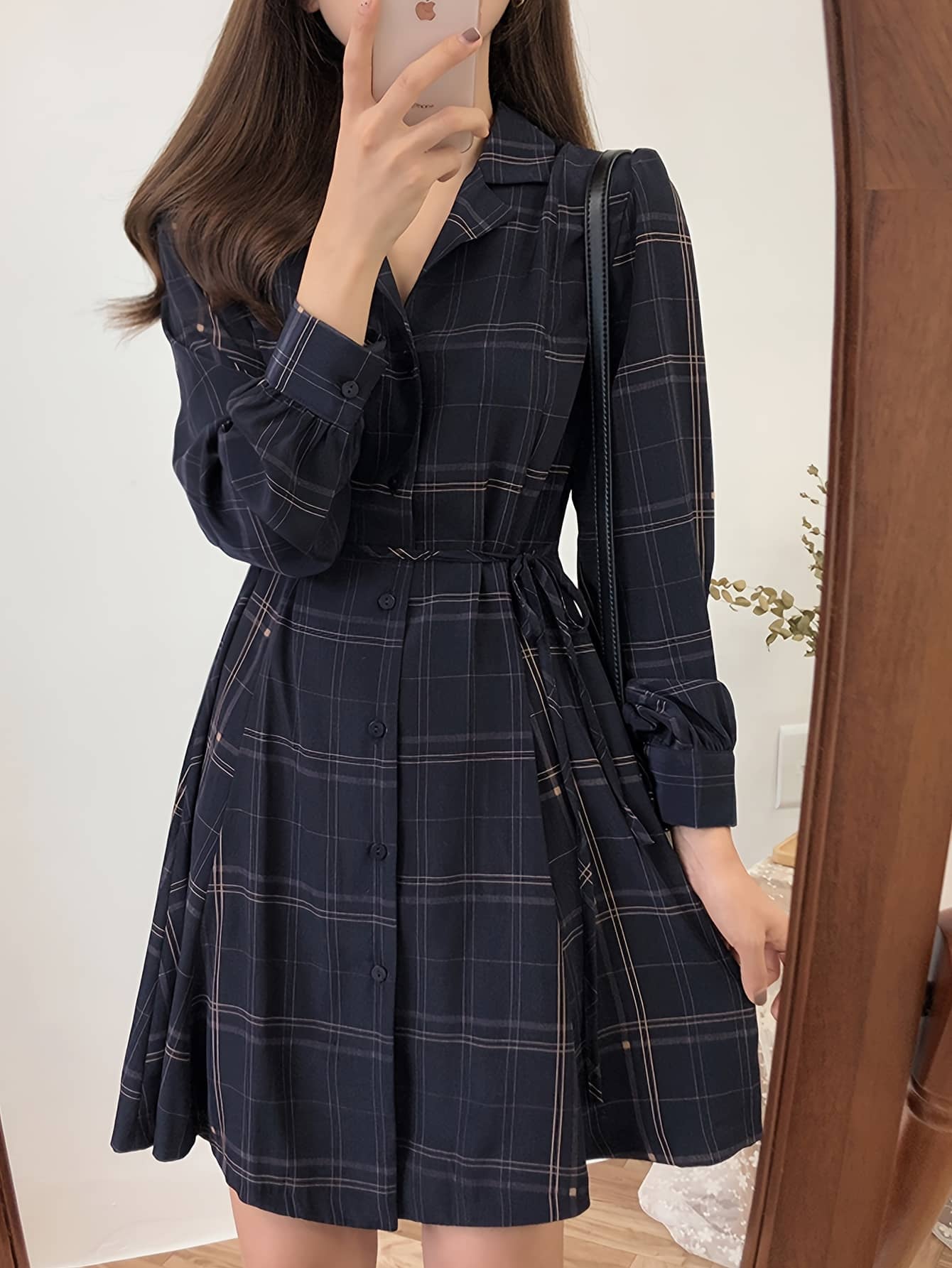 【全店通用25％OFFクーポン】【大人可愛い】 チェック柄 シャツワンピース レディース ワンピース チェック 襟付き 長袖 膝丈 Aライン ウエストマーク ウエストリボン 紐付き 前開き ボタン ミモレ丈 体型カバー 着痩せ 細見え 脚長効果 カジ｜大森麗萱