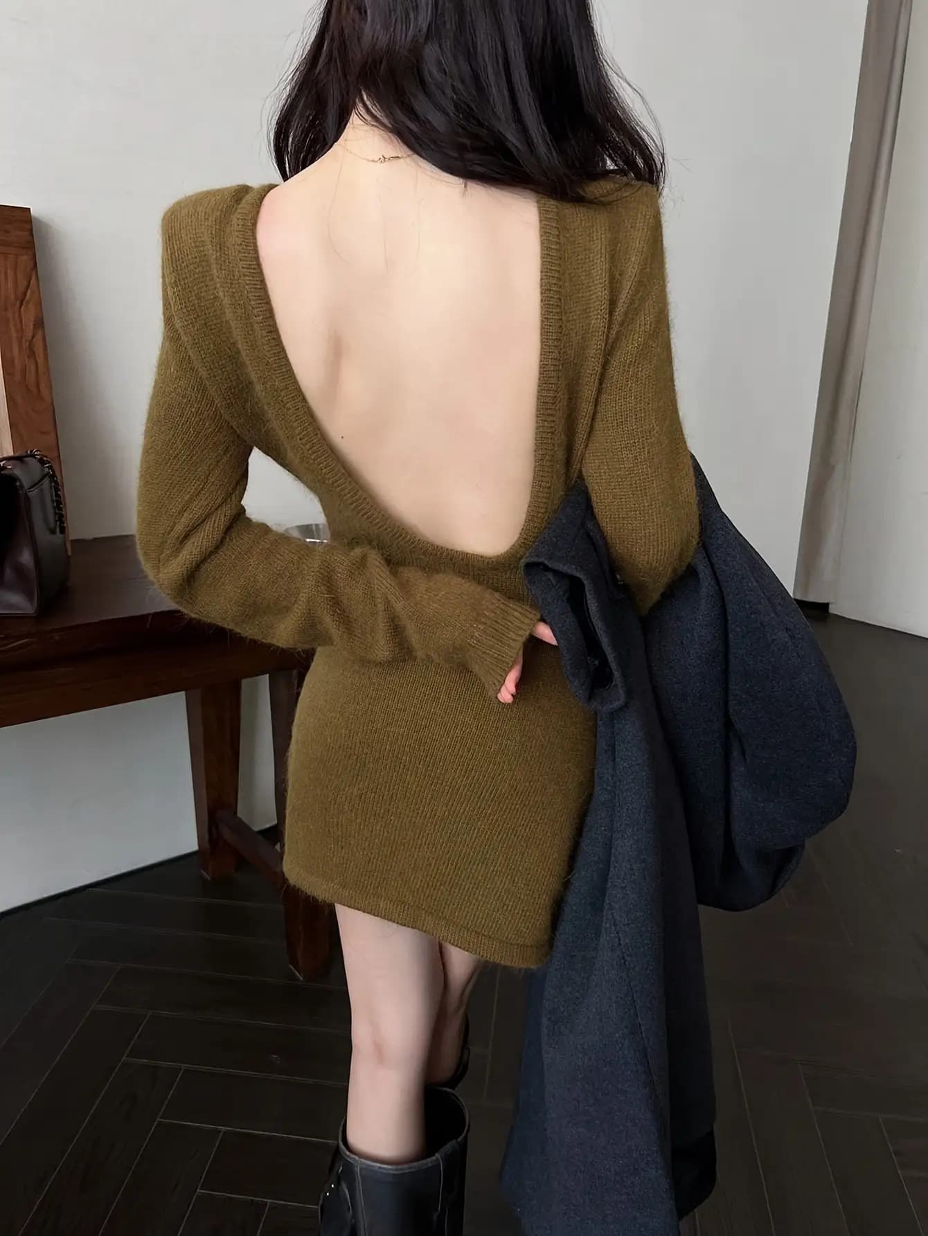【全店通用25%OFFクーポン】【背中あき】ニットワンピース タイト ミニ ワンピース バックオープン セクシー セーター ニットワンピ レディース チュニック 長袖 ミニ丈 ショート丈 無地 シンプル スリム フィット 春 秋 冬 モヘアタッチ ふ|大森麗萱