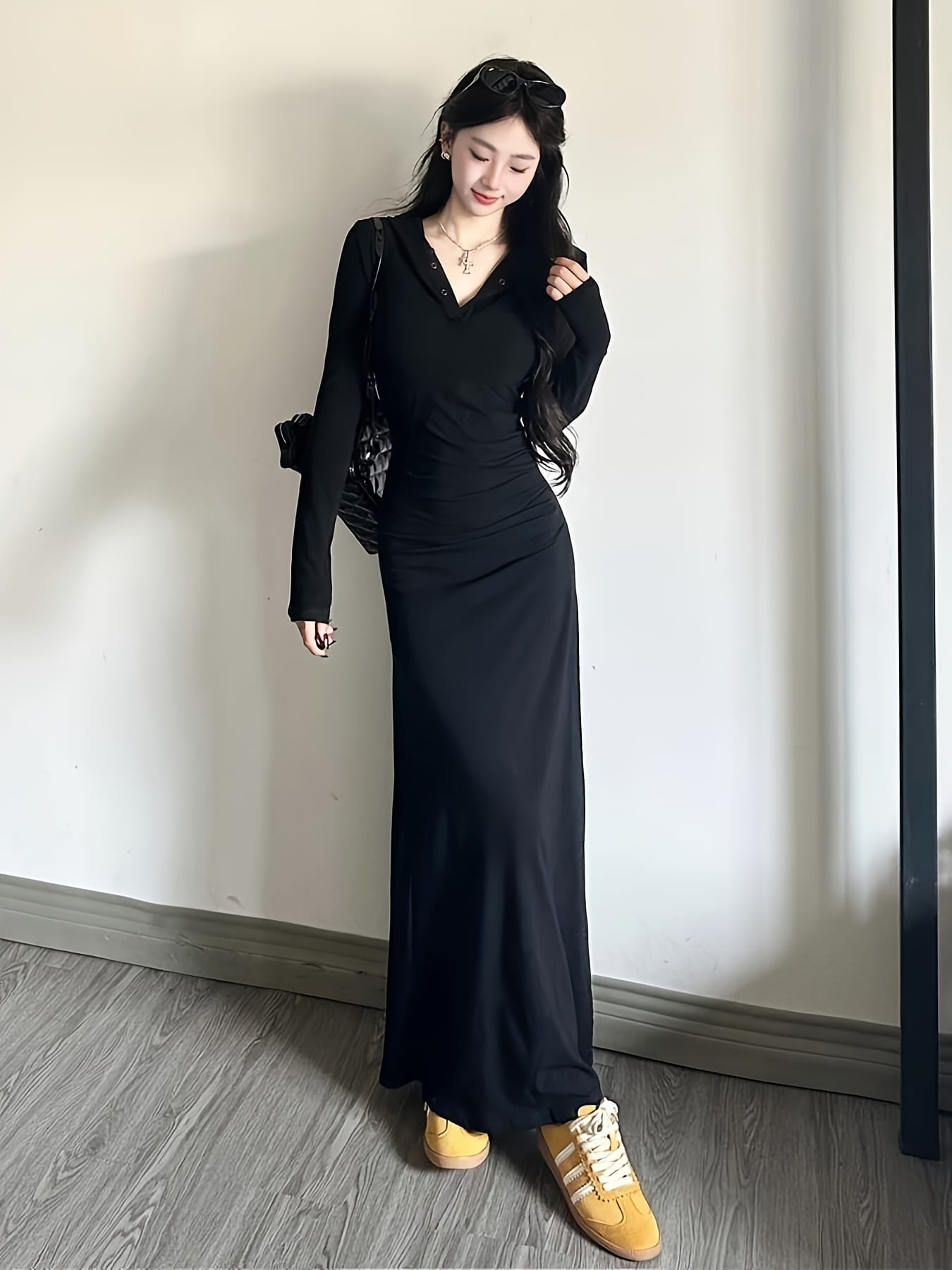 【全店30％OFF引き換え証】【美影ぼうし】 衣装 ロング衣装 レディース マキシ丈 長袖 きつい か細い 着痩せ 細押し出し シャーリング ギャザー Vのど首 襟付き添い人 ポロ襟 伸ばすこと 伸縮性 好いたらしいめ 成年者好いたらしい 流行り物 黒 黒いこと