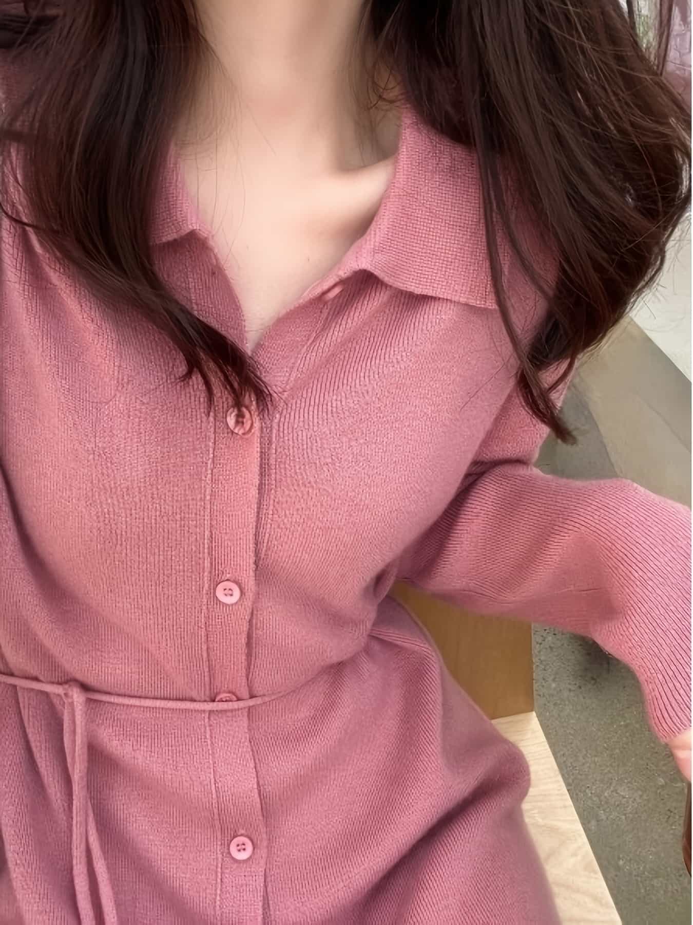 【全店通用25％OFFクーポン】【襟付き】ニットワンピース レディース ロング 秋冬 長袖 シャツワンピース ポロ襟 ウエストマーク リボン 紐付き 前開き ボタン ミモレ丈 Iライン 体型カバー 着痩せ 細見え 縦長効果 ゆったり カジュアル きれ｜大森麗萱 10,121円