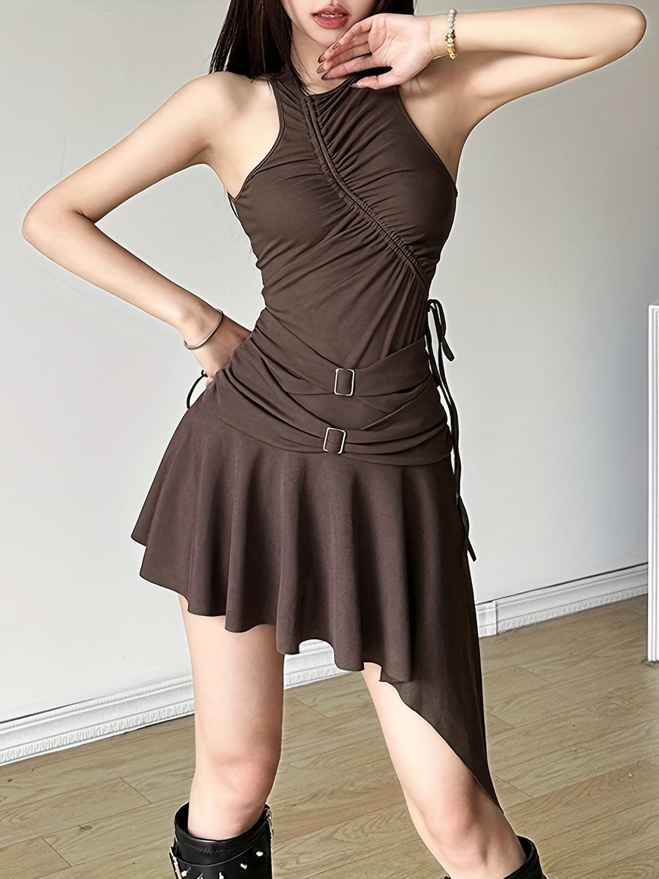 【全店30％OFF引き換え証】衣装 艶っぽい ミニ丈 ノースリーブ きつい ギャザー シャーリング 非対称 ミニワンピ 酉の方角目じるし お召しもの キャバ ボディコン 夏 レディース 韓国流行り物 着痩せ 細押し出し 脚長 美脚 体型押しかぶせる
