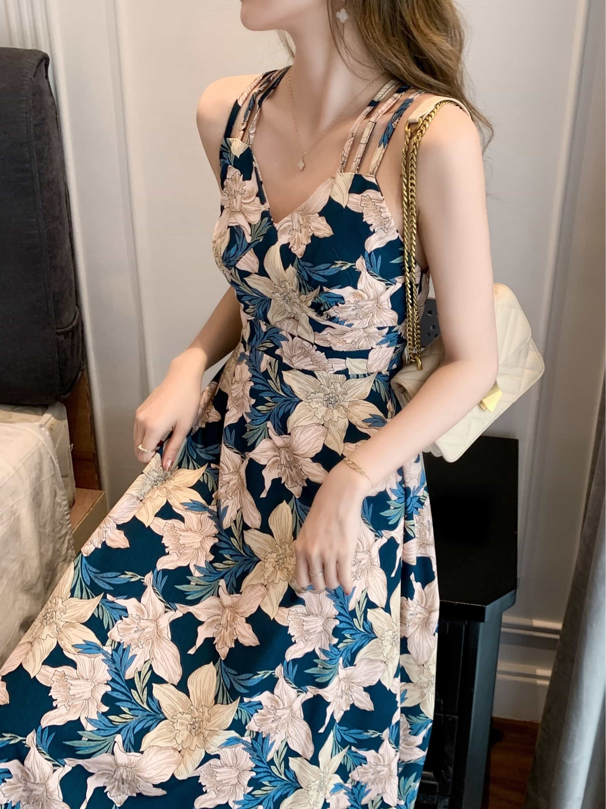 【全店30％OFF引き換え証】【たまり場映え】花柄 衣装 キャミソール衣装 ロング衣装 マキシ丈 レディース Vのど首 後ろ側あき 艶っぽい たまり場 砂浜 海 旅する 夏 炎節お召しもの ワンピ 体型押しかぶせる 着痩せ 細押し出し 御機嫌酉の方角
