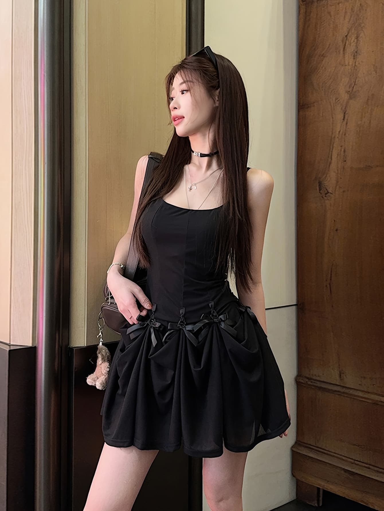 【全店30％OFF引き換え証】【成年者好いたらしい】キャミソール衣装 レディース シュロの葉 軽気球 衣装 膝丈 ノースリーブ 着痩せ キャミワンピ 上衣 真四角のど首 酉の方角目じるし 体型押しかぶせる 細押し出し 痩せ押し出し 黒 黒いこと 寄りあい