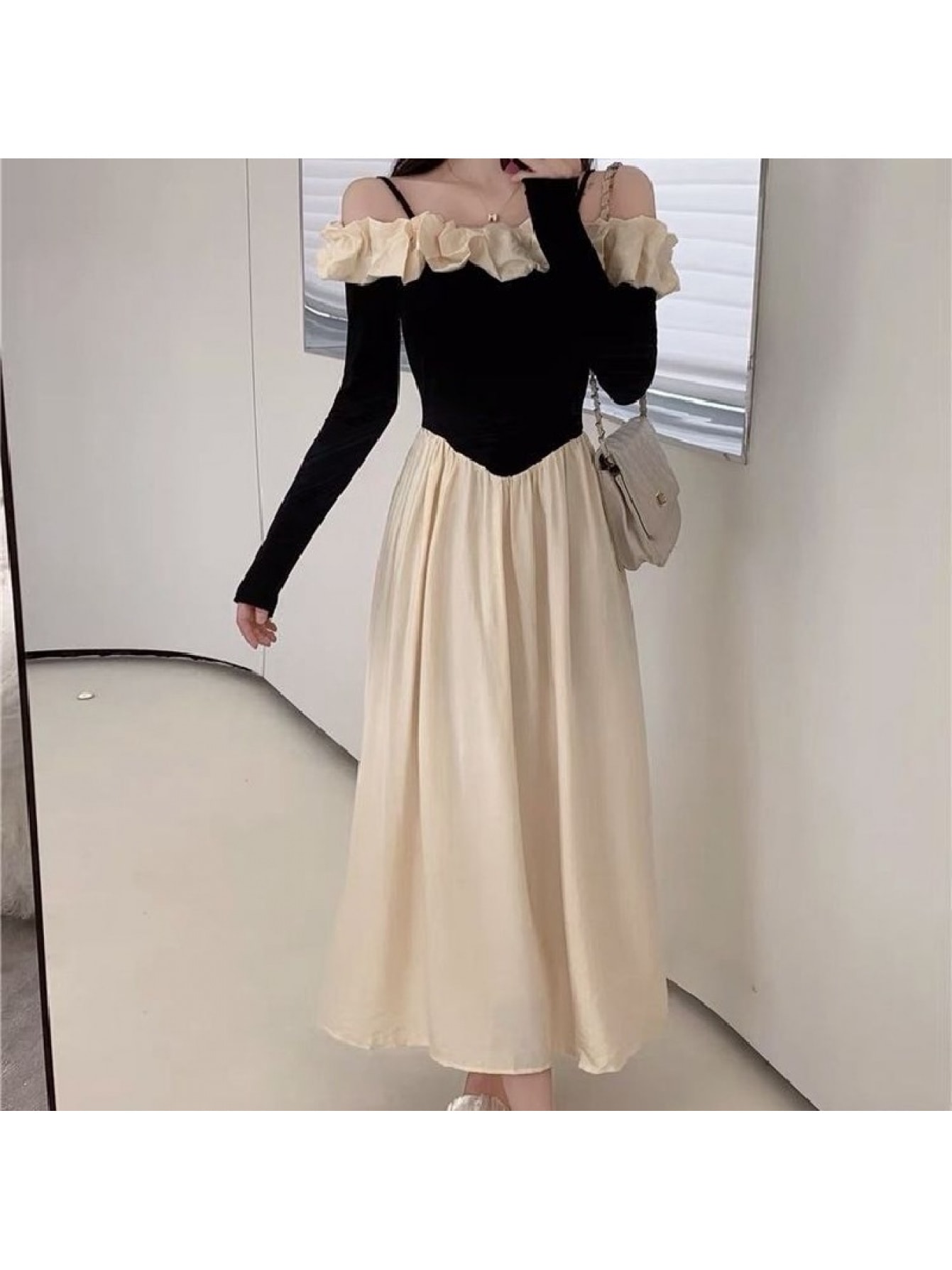 【全店通用25％OFFクーポン】【バイカラー】ワンピース レディース ロングワンピース キャミワンピース オフショルダー 異素材 切り替え ドレス オフショル 長袖 肩出し Ａライン ロング丈 マキシ丈 着痩せ 細見え 体型カバー 二の腕カバー 脚長｜大森麗萱