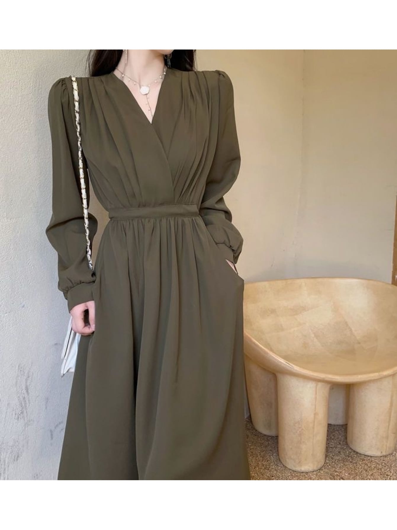 【全店30％OFF引き換え証】【体型押しかぶせる】衣装 レディース ロング衣装 Vのど首 カシュクール風 酉の方角目じるし 長袖 ロング丈 マキシ丈 A生産ライン 音の大きさ袖 衣嚢付き添い人 無地 30代 40代 50代 ゆったり 着痩せ 細押し出し 脚長