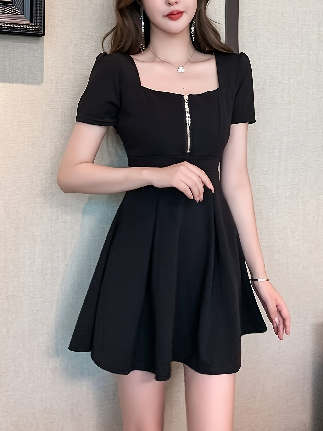 【全店30％OFF引き換え証】【小顔押し出し】衣装 レディース ミニ衣装 フロントジップ 真四角のど首 半袖 黒 Ａ生産ライン ミニ丈 膝上 御機嫌酉の方角 音の大きさ袖 真っ盛り袖 細押し出し 着痩せ 体型押しかぶせる 脚長成り行き 美脚 成年者好いたらしい 好いたらしいめ お