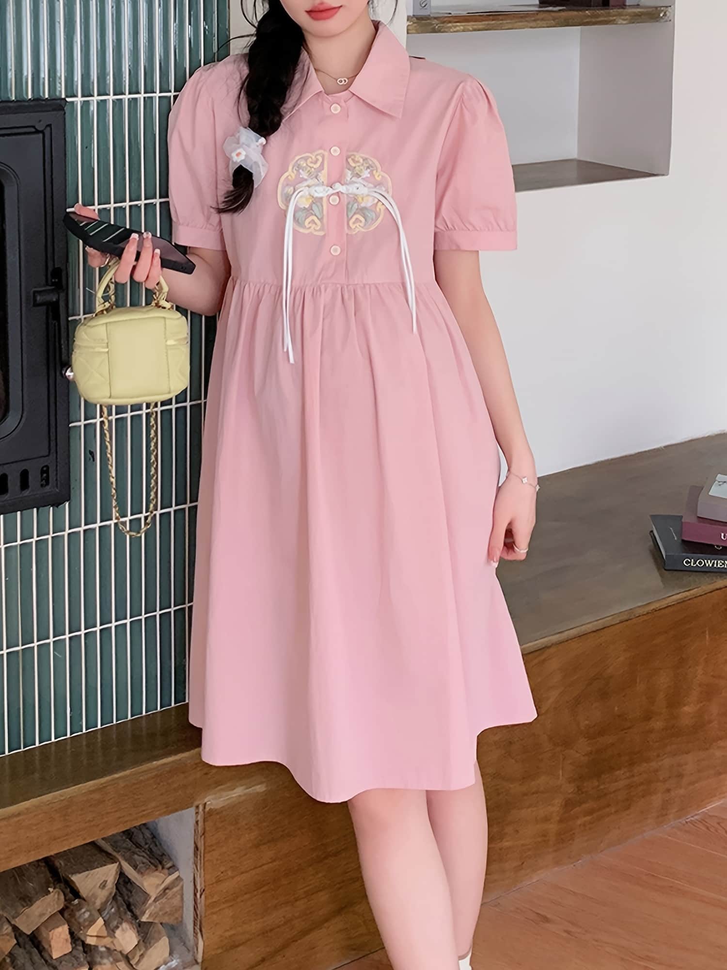 【全店30％OFF引き換え証】【体型押しかぶせる】マタニティワンピース 夏 半袖 襟付き添い人 プルオーバー衣装 含ませる服 妊婦服 産前産後 ワンピ 膝丈 ミモレ丈 前食い違い 刺しゅう シュロの葉 酉の方角合わせる たわい無い ゆったり 着痩せ 土手っ腹あたり近所 A生産ライン お部屋着 ルームウェ