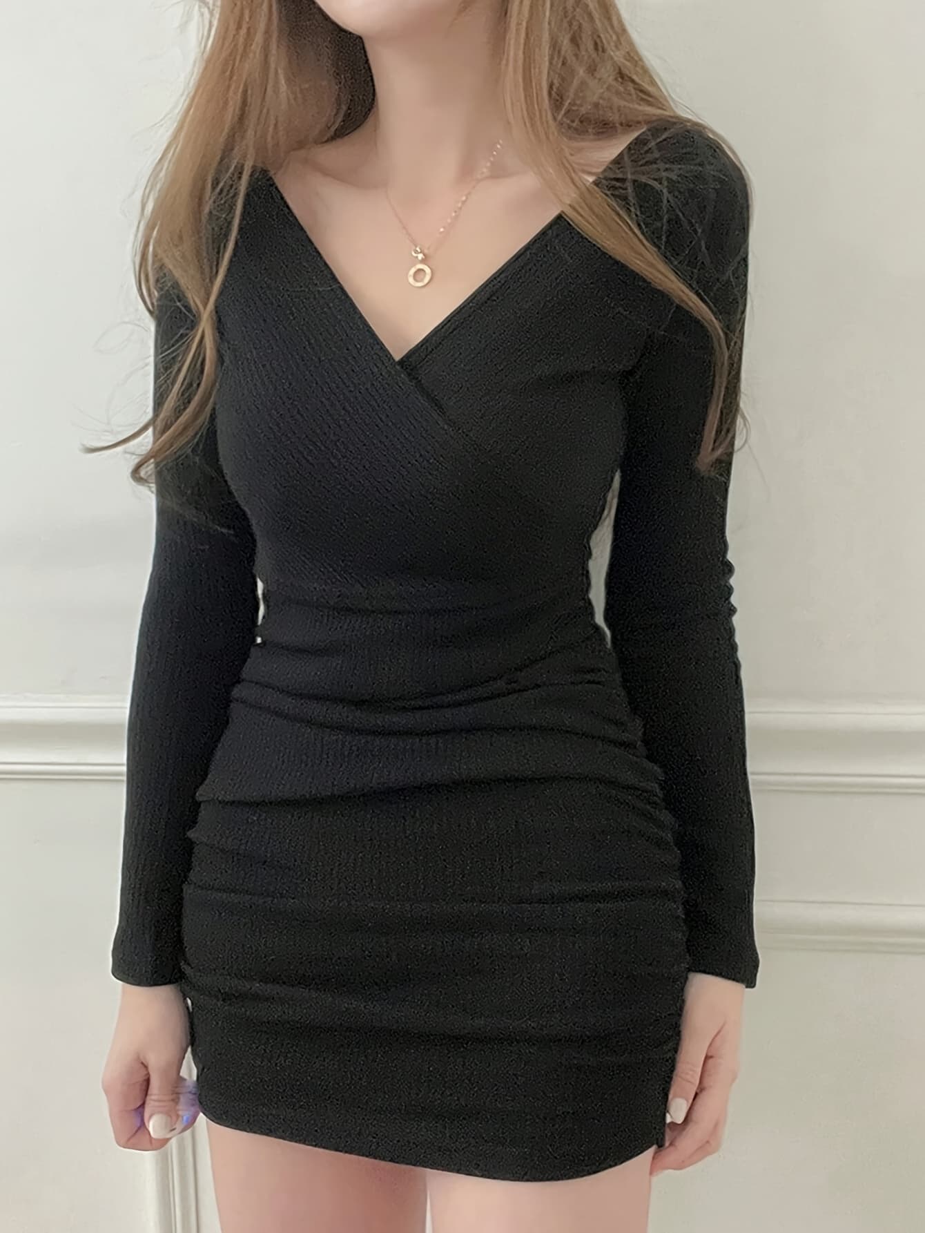 【全店30％OFF引き換え証】【美影ぼうし】 衣装 きつい ミニ丈 カシュクール 肋材 長袖 Ｖのど首 シャーリング ギャザー 酉の方角目じるし 上衣 伸ばすこと 伸縮性 着痩せ 細押し出し 体型押しかぶせる 割れ易い押し出し 脚長成り行き くびれ目だたす 成年者可愛