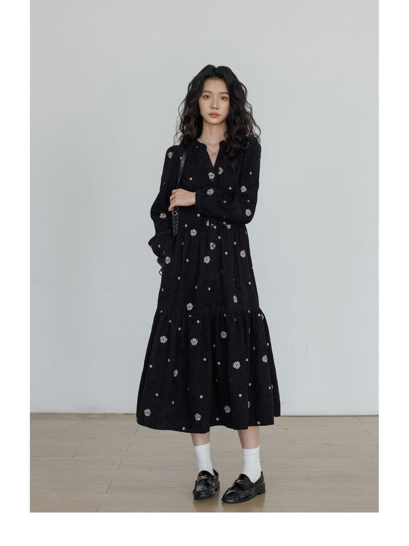 【全店30％OFF引き換え証】【レトロ好いたらしい】コール天 衣装 レディース ロング衣装 花柄 刷り上げる 小花柄 長袖 A生産ライン ティアード 足懸かりのど首 Vのど首 ミモレ丈 マキシ丈 体型押しかぶせる 着痩せ たわい無い 生あたたかい 秋 冬 心地よい 大