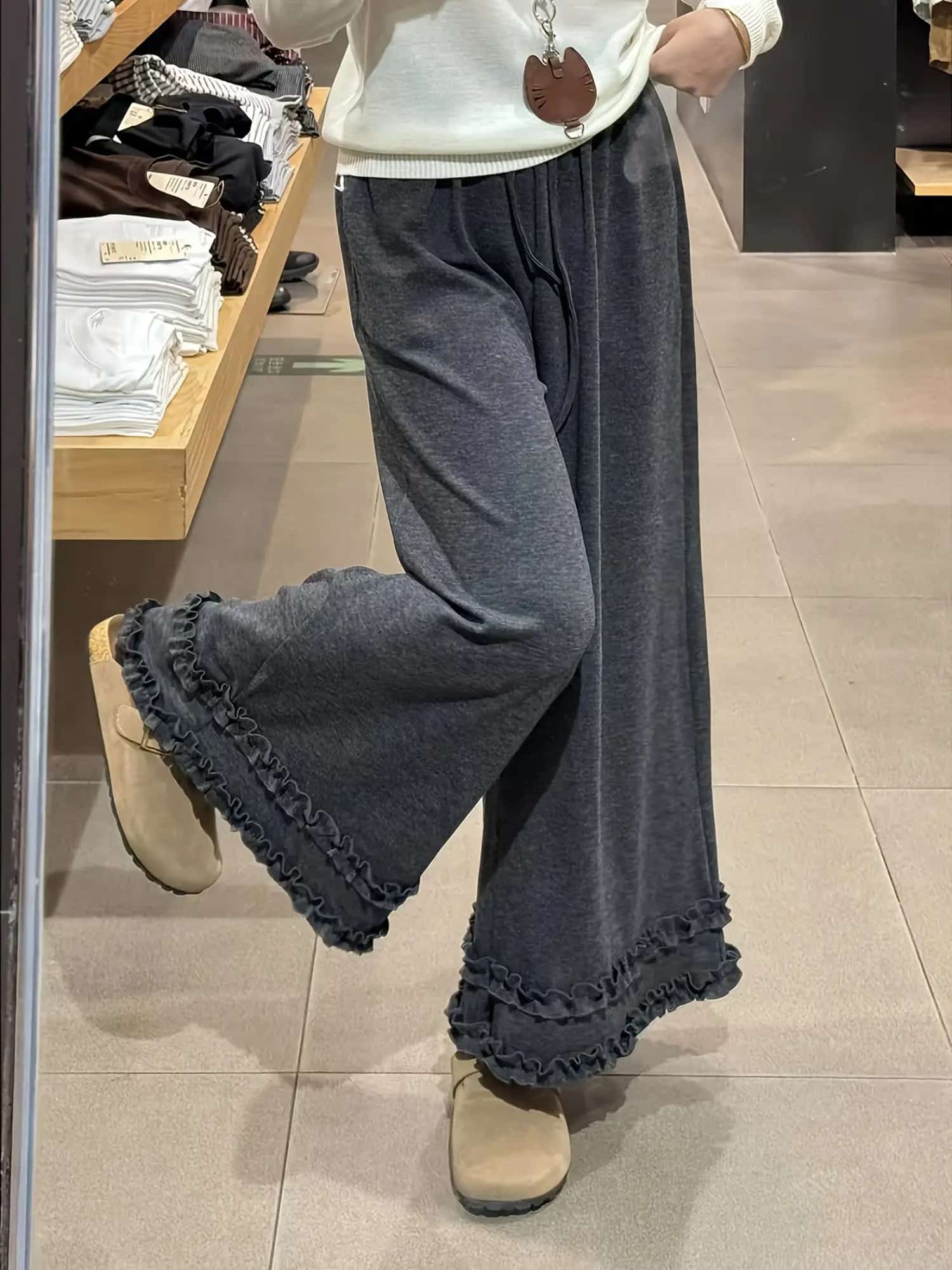 【全店30％OFF引き換え証があり】【裾フラウンス】広広としたズボン下 レディース フラウンスズボン下 裾メロー ボトムス ズボン イージーパンツ 酉の方角天然ゴム ドロ同盟罷工 御機嫌酉の方角 ゆったり 体型押しかぶせる 着痩せ 細押し出し 美脚 脚長成り行き 伸び伸びする お部屋着 ルームウ