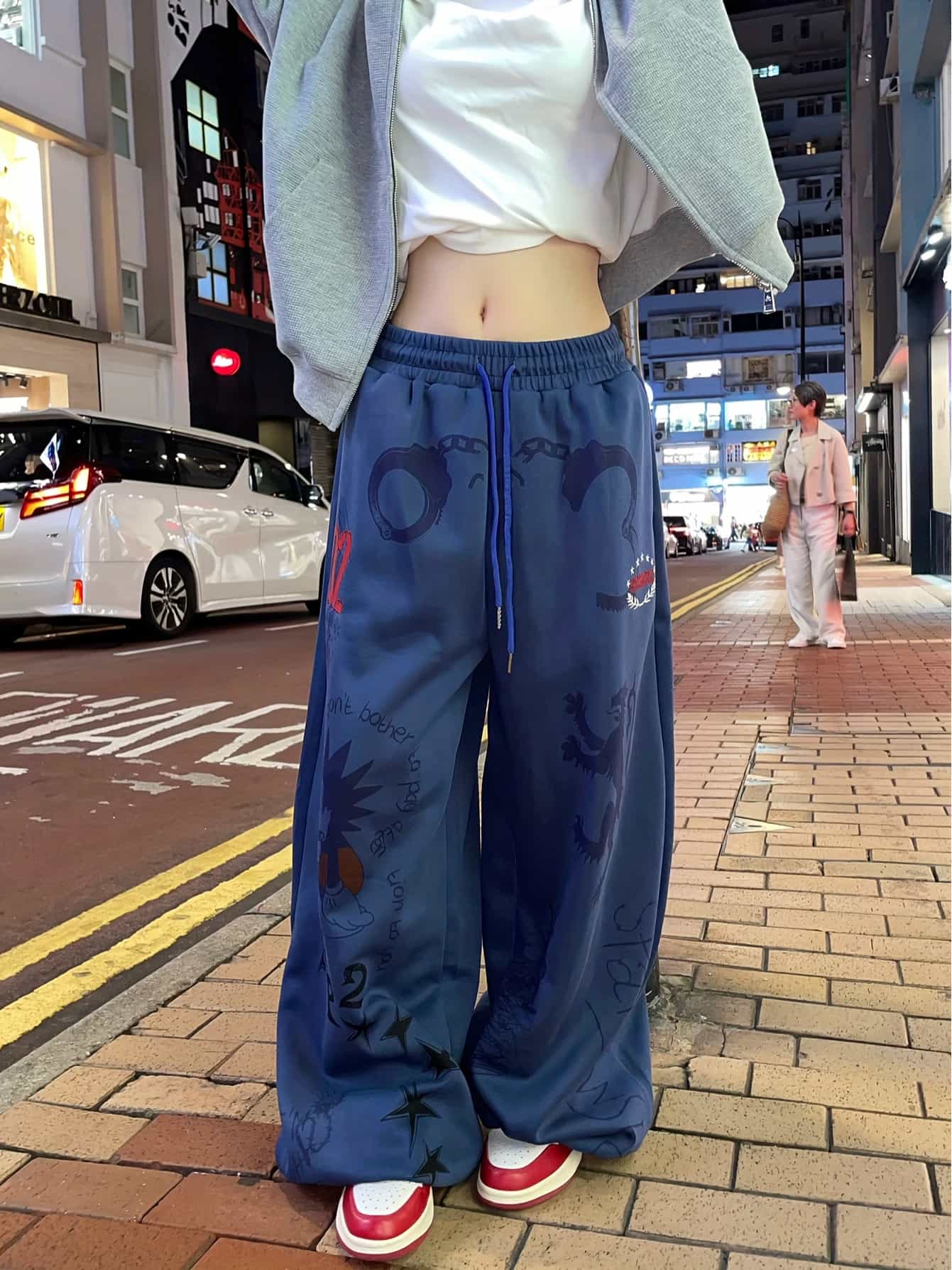 【全店30％OFF引き換え証があり】【表どおり系】広広としたズボン下 レディース スウェットパンツ 落書き 文字 刷り上げる ロゴタイプ ズボン ロングズボン下 バギーパンツ ゆったり 酉の方角天然ゴム ドロ同盟罷工 体型押しかぶせる 着痩せ 御居処跳ねる 社交ダンス お召しもの 原宿系